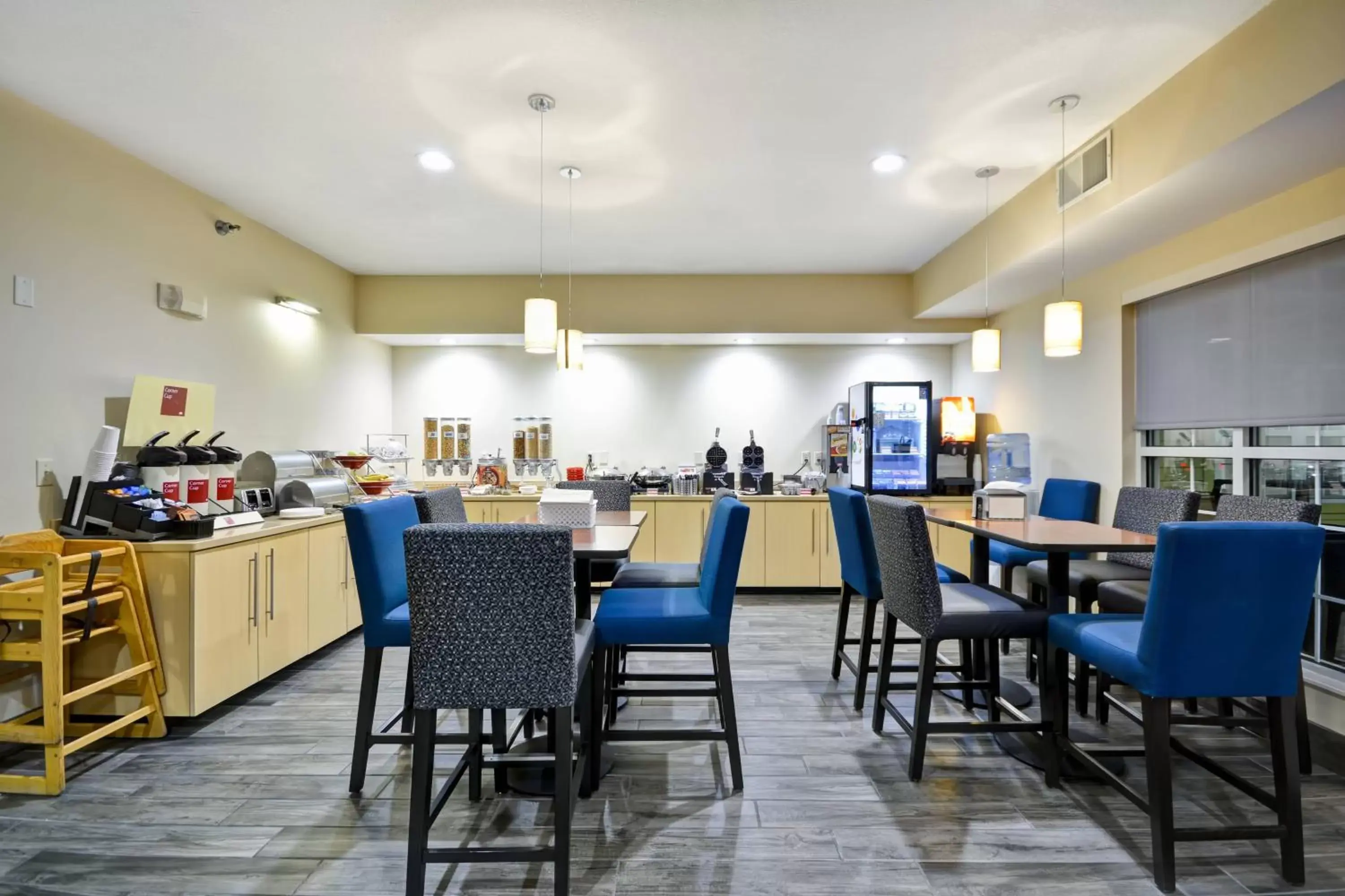Breakfast, Restaurant/Places to Eat in TownePlace Suites Sioux Falls