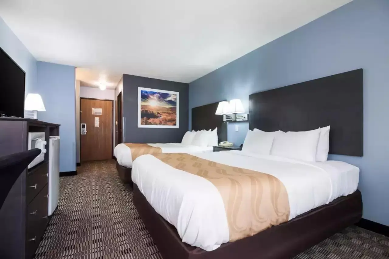 Property building, Bed in Quality Inn & Suites