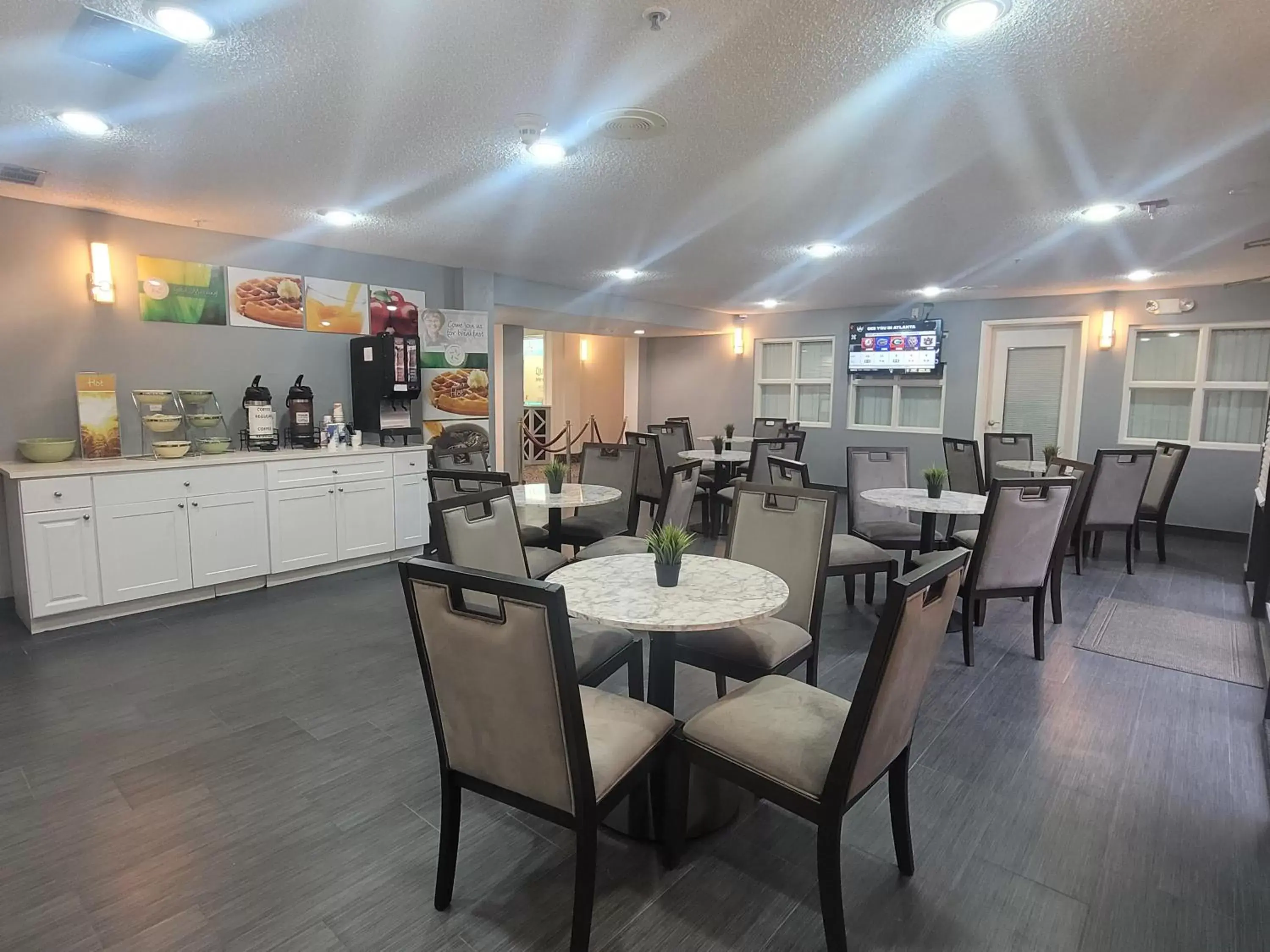 Restaurant/Places to Eat in Quality Inn & Suites DFW Airport South