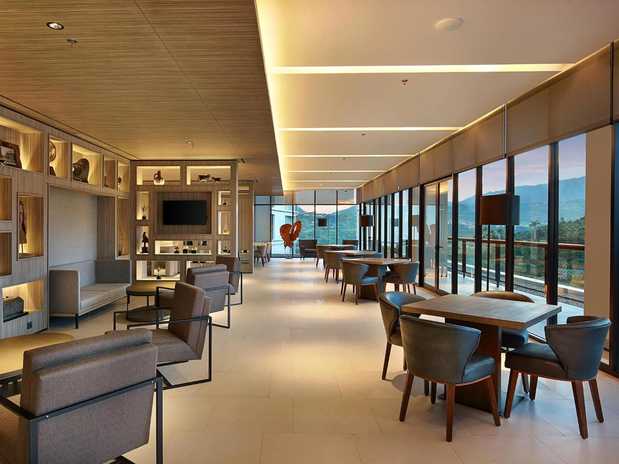 Restaurant/places to eat in Royal Tulip Gunung Geulis Resort and Golf