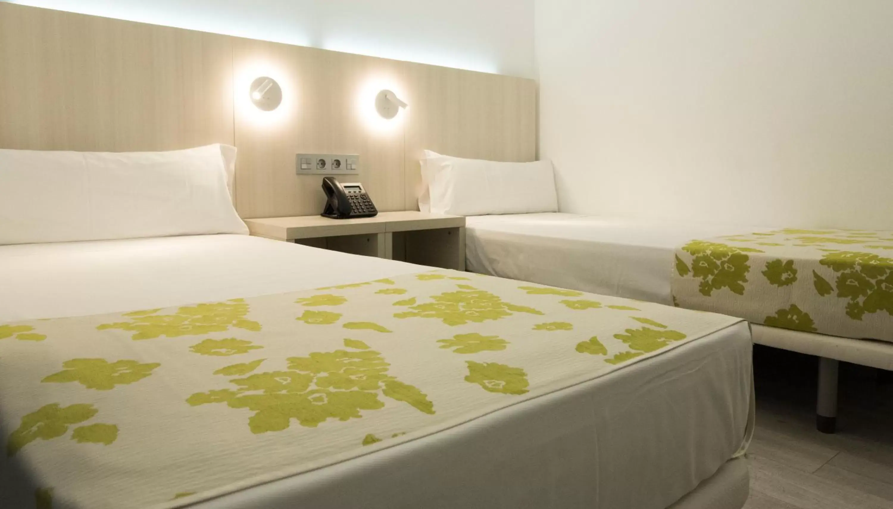 Staff, Bed in Hotel Rambla Alicante Contactless