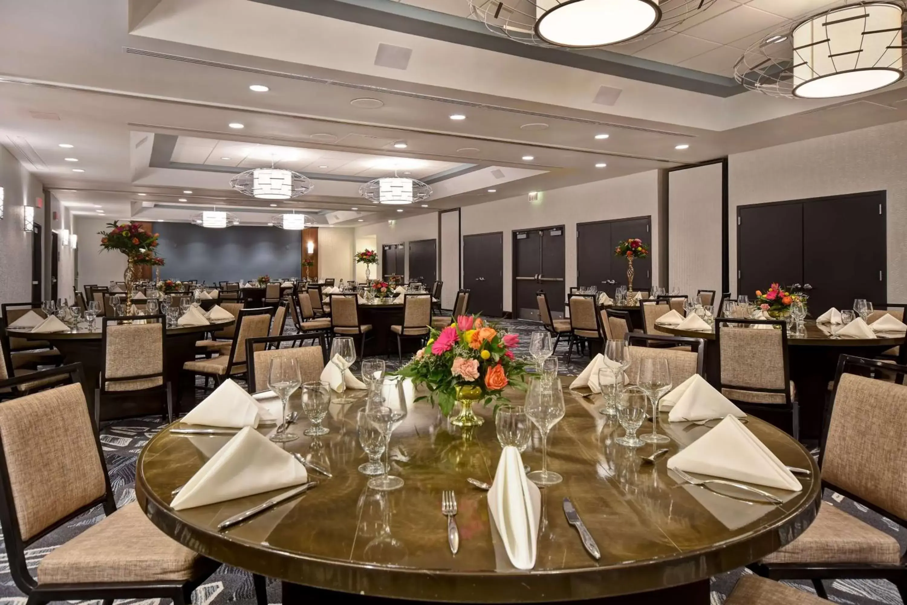Meeting/conference room, Restaurant/Places to Eat in Embassy Suites Syracuse