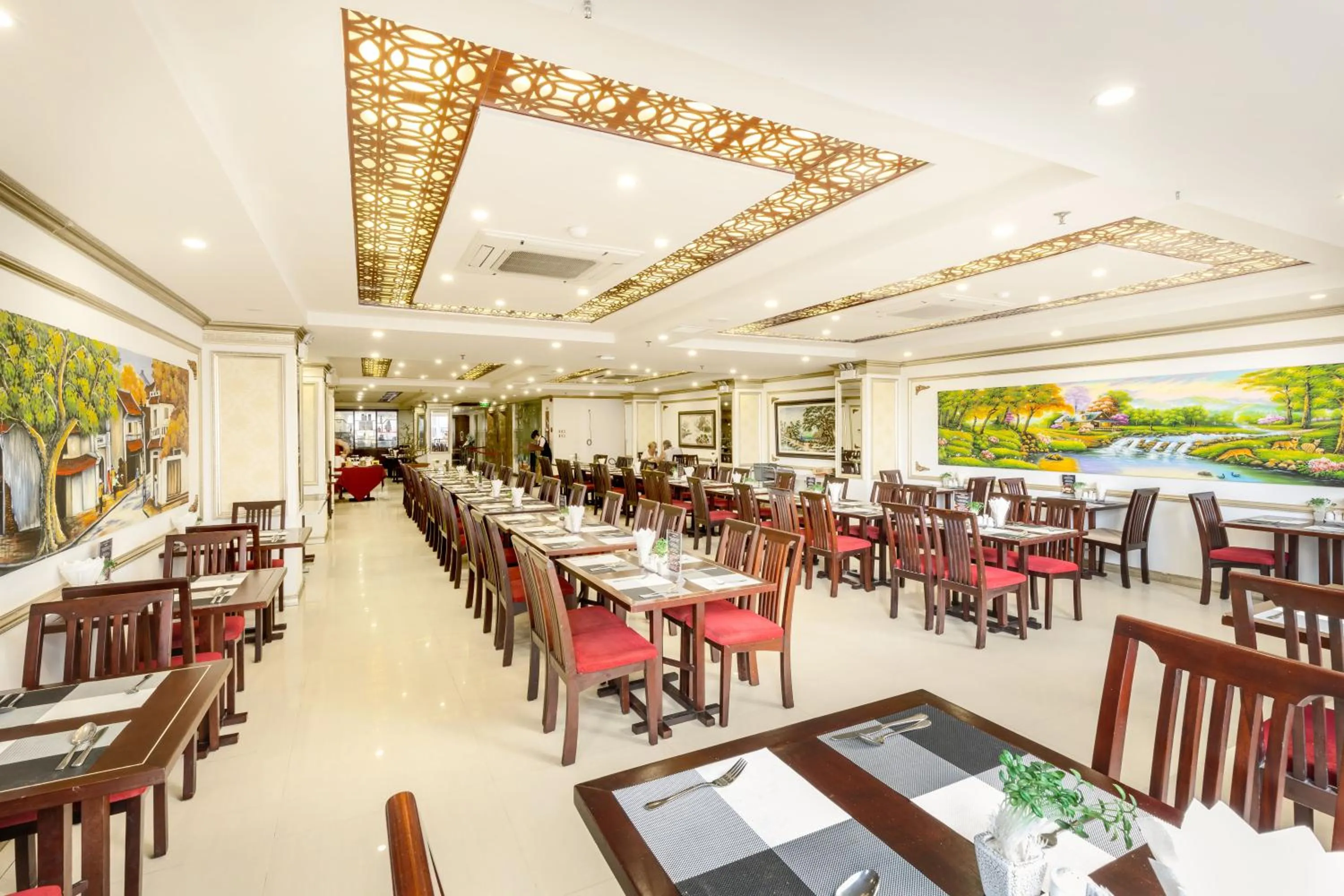 Restaurant/places to eat in Paris Luxury Hotel & Apartment Nha Trang