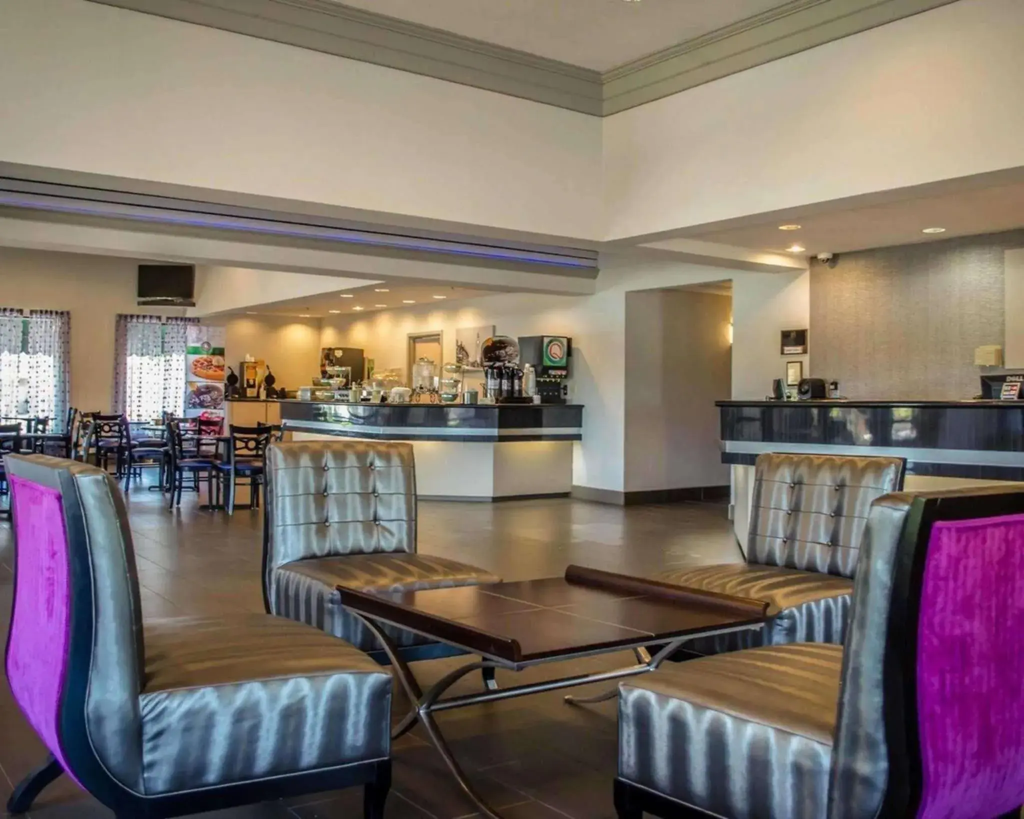 Lobby or reception, Lounge/Bar in Quality Inn & Suites at Airport Blvd I-65