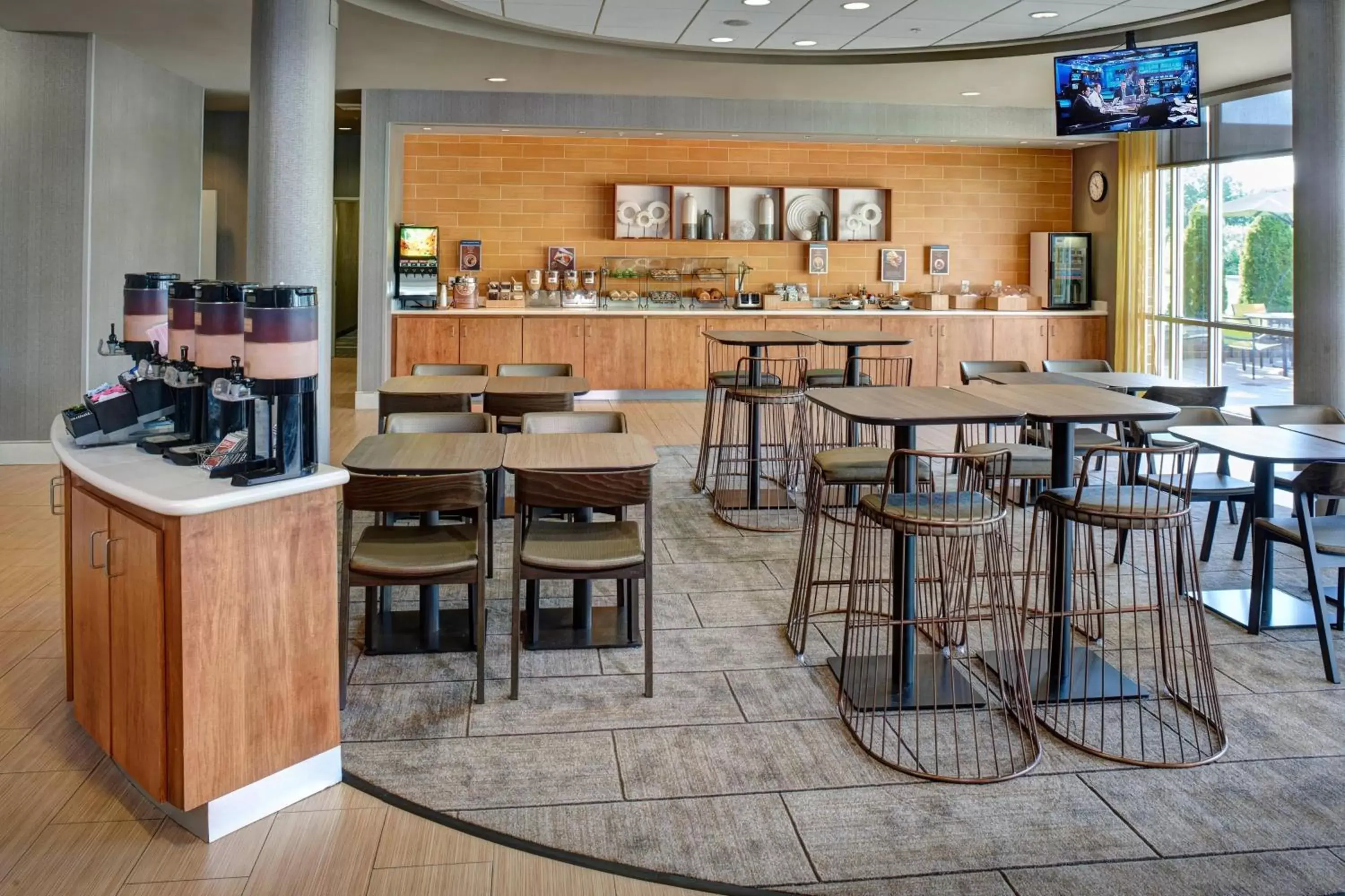 Breakfast, Lounge/Bar in SpringHill Suites by Marriott Saginaw