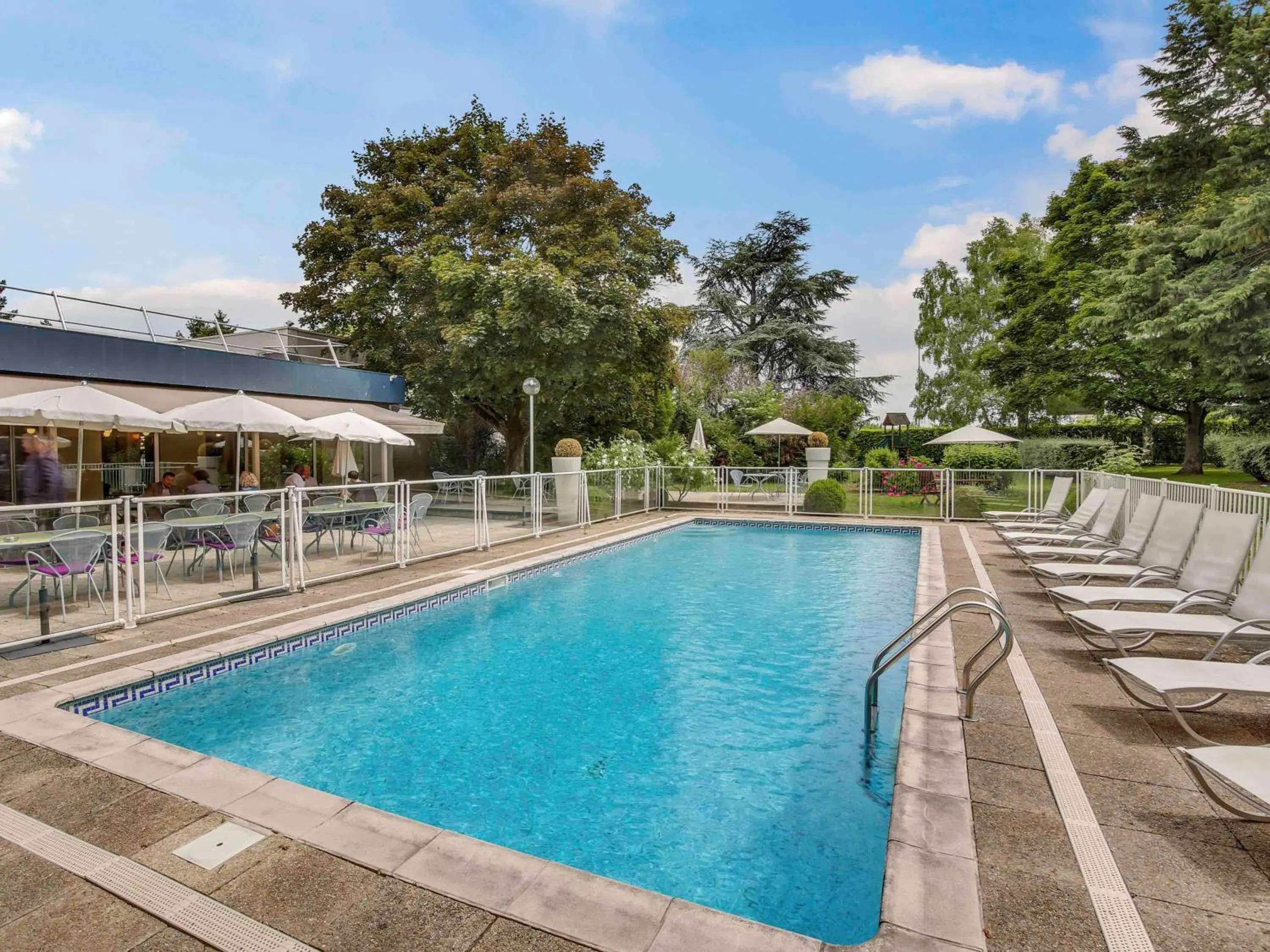 Property building, Swimming Pool in Novotel Poissy Orgeval