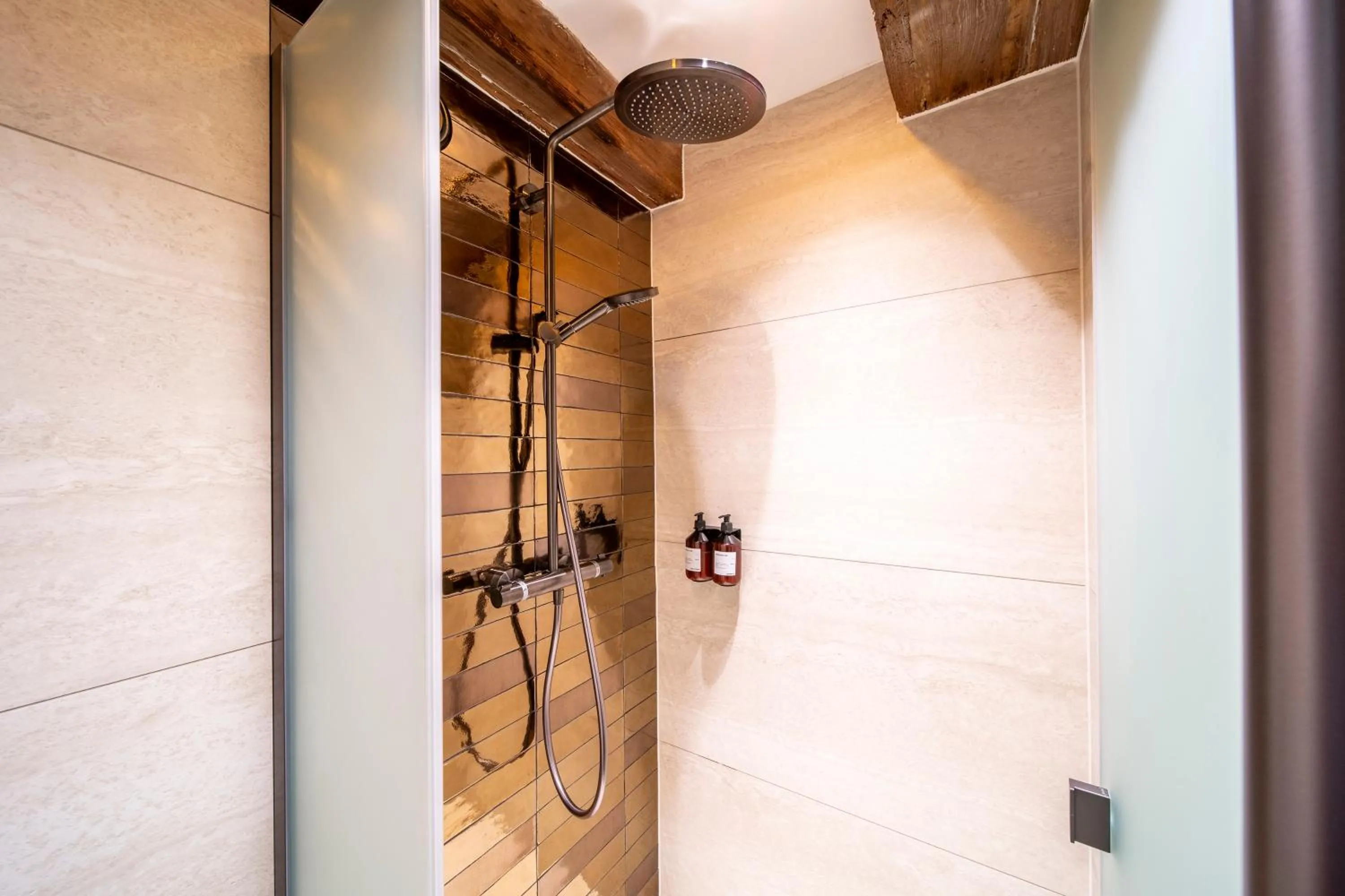 Shower, Bathroom in Rokin Hotel