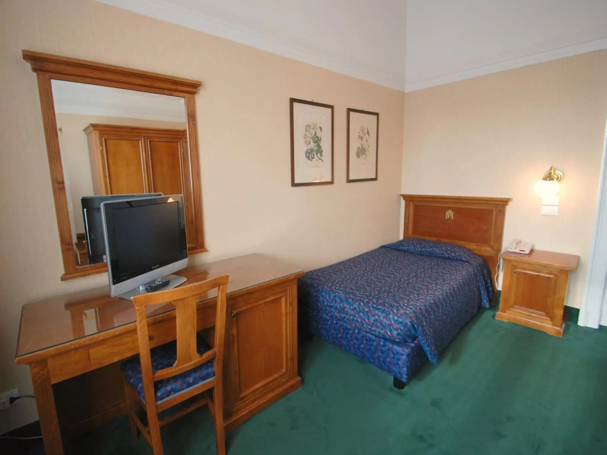 Photo of the whole room, Bed in Hotel Palace Bologna Centro