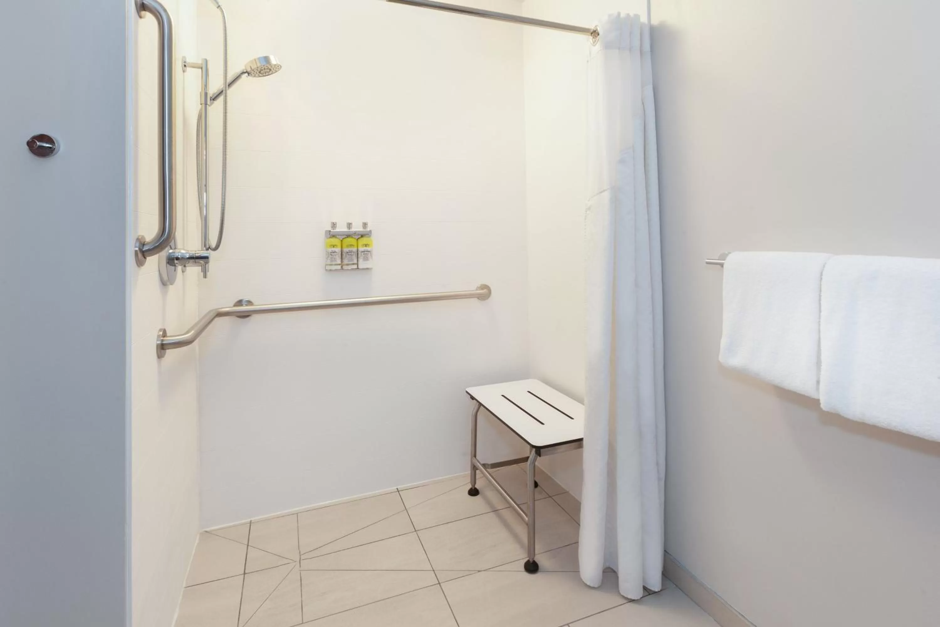 Photo of the whole room in Holiday Inn Express Hotel & Suites Woodhaven by IHG