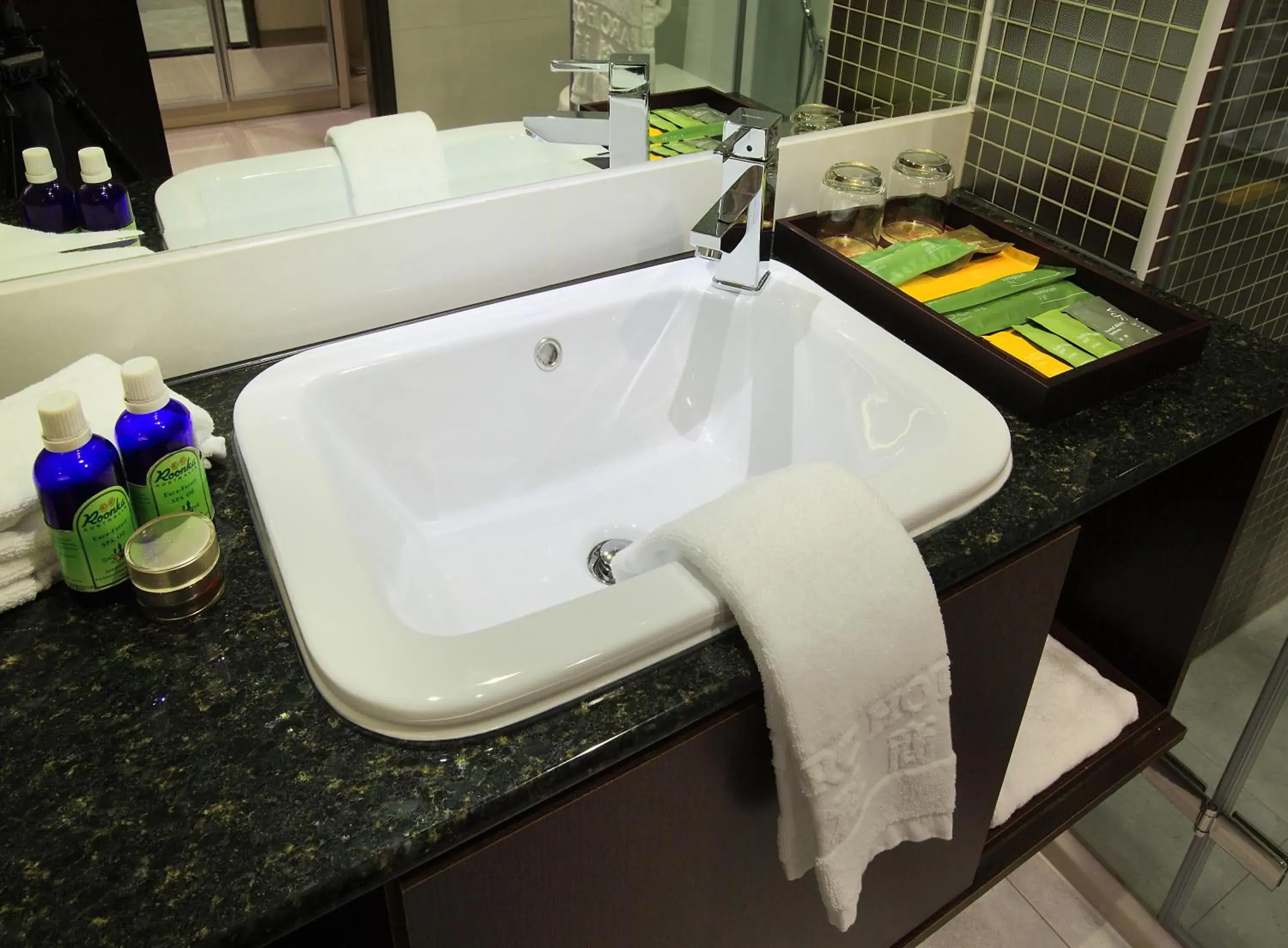 Bathroom in L'arc Hotel