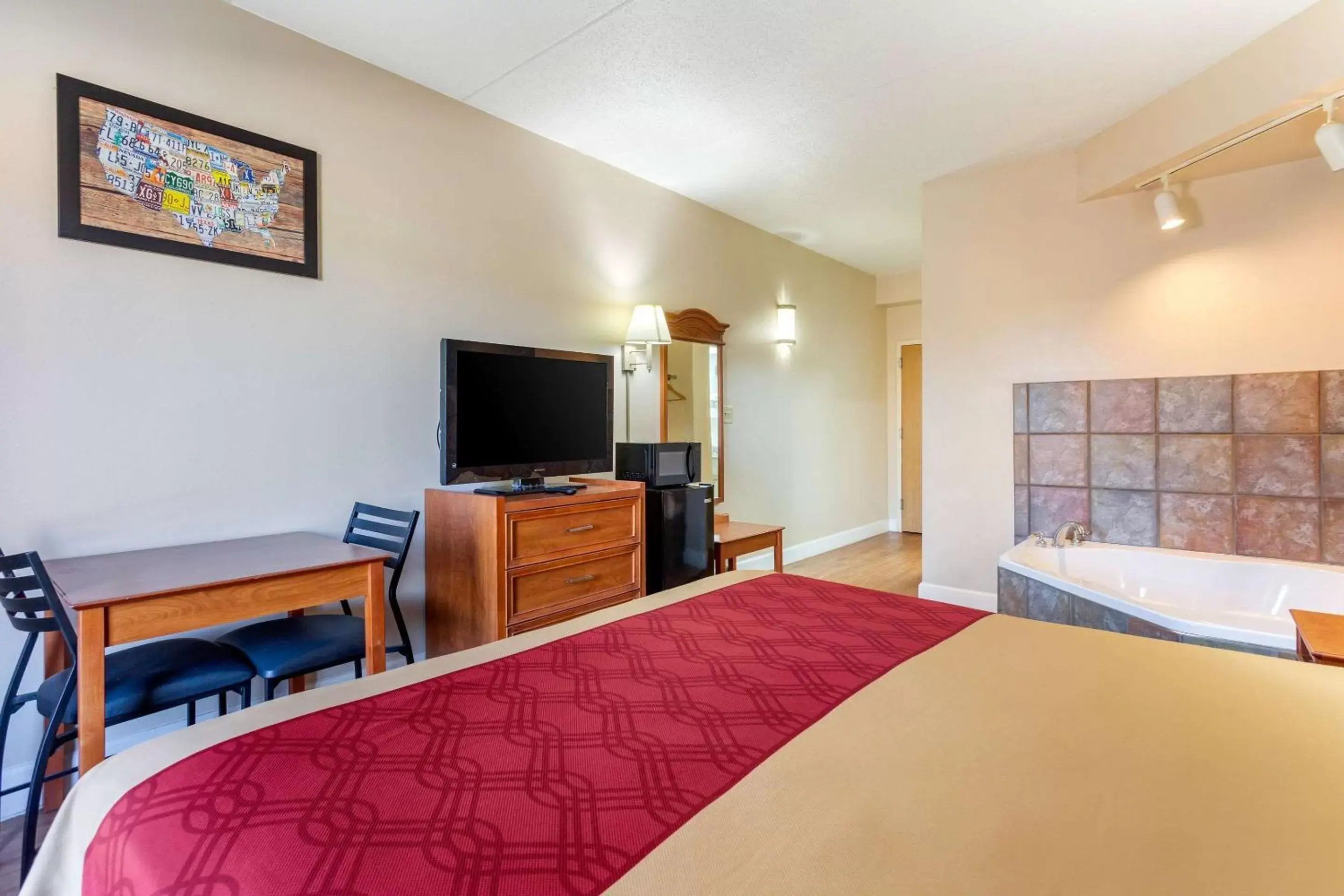 Photo of the whole room, Bed in Econo Lodge Lookout Mountain