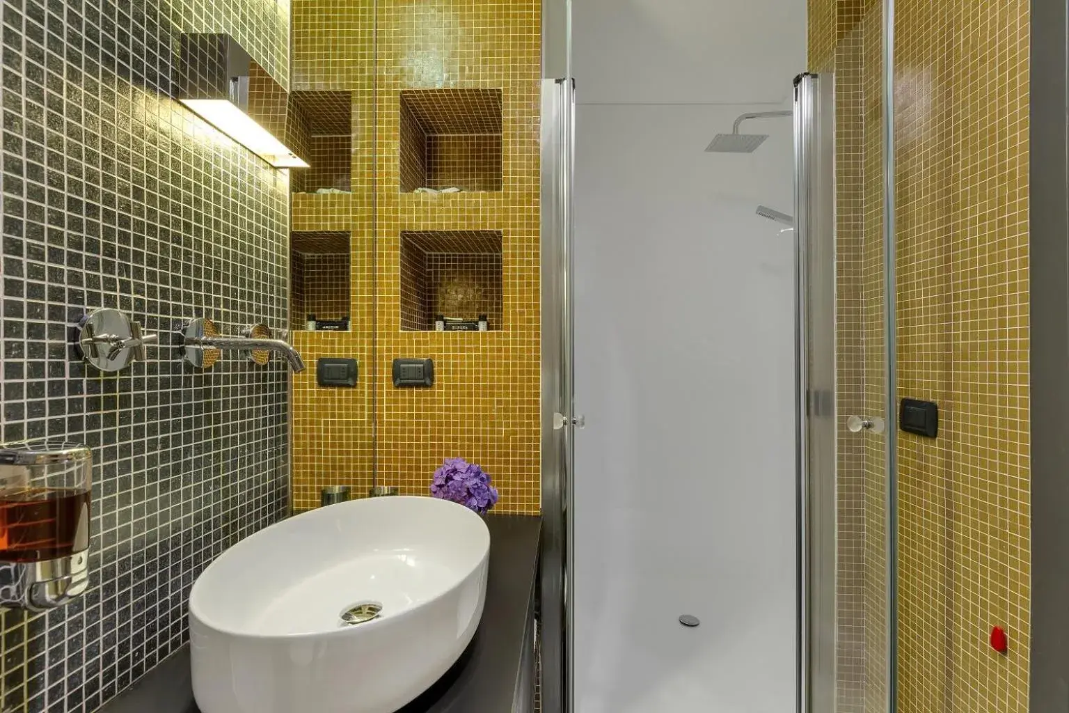 Shower, Bathroom in Hotel Ancora