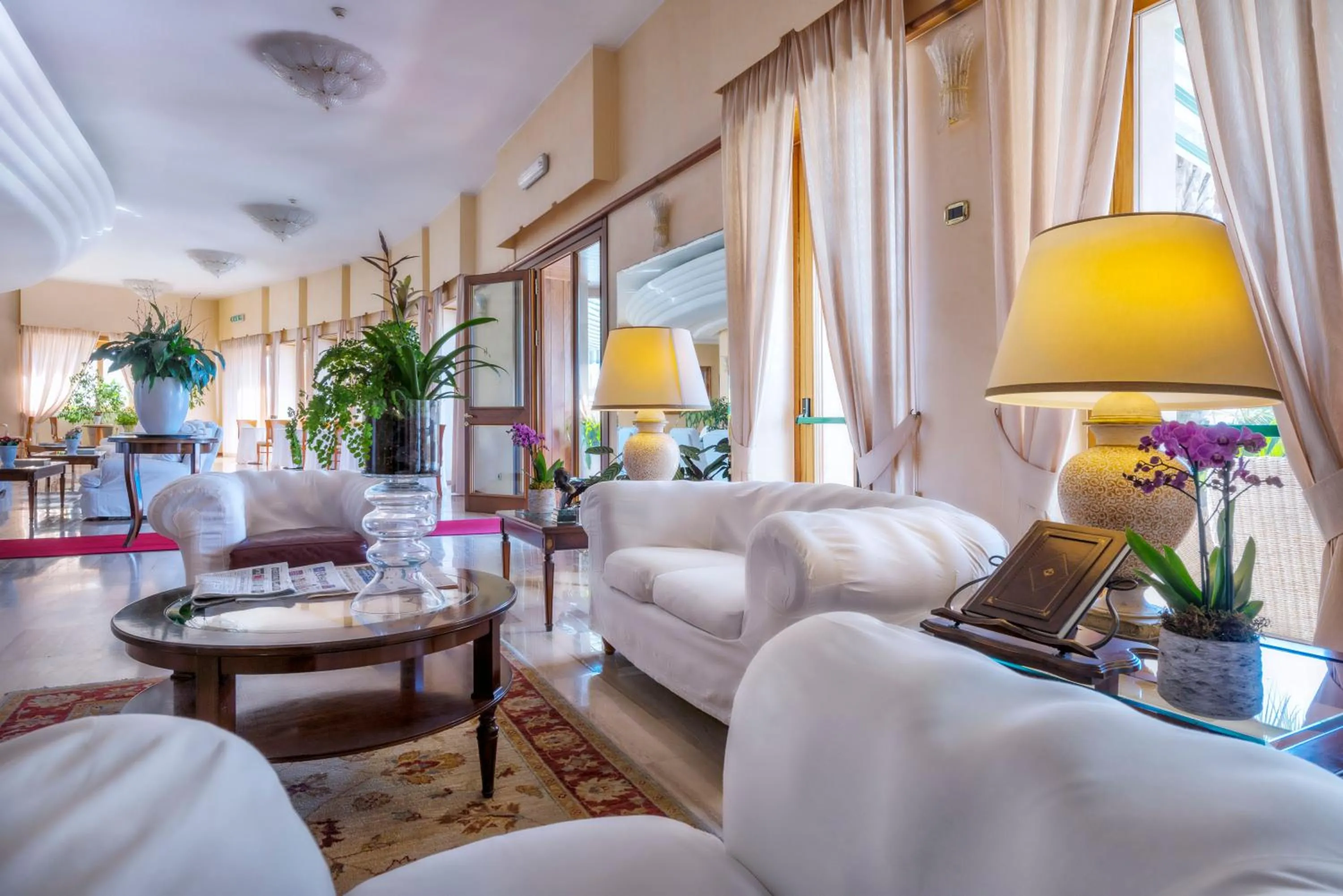 Communal lounge/ TV room in Astura Palace Hotel