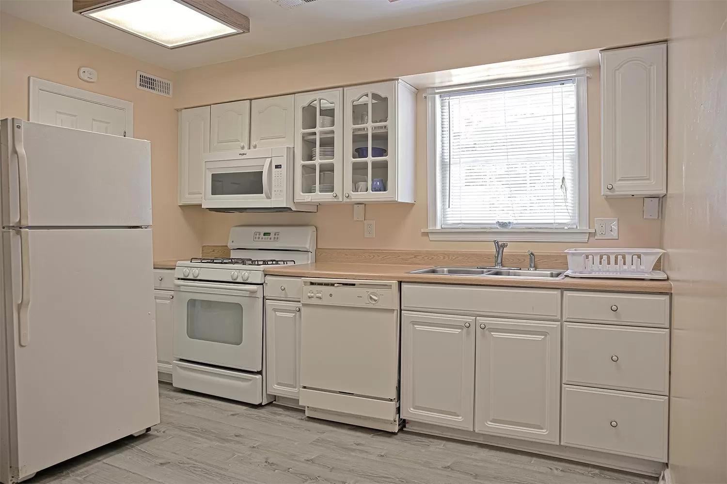Kitchen or kitchenette in Colonial Inn