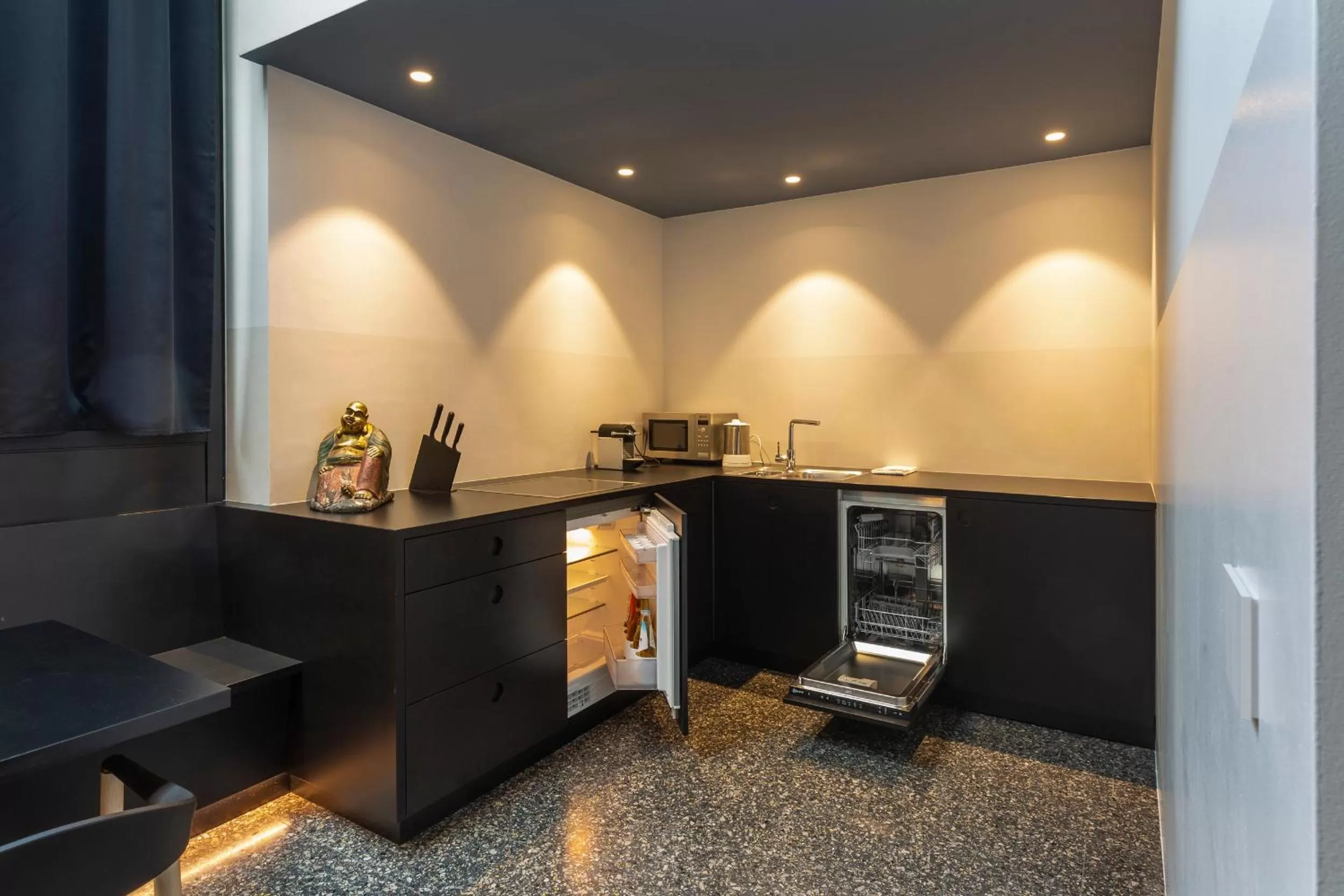 Kitchen or kitchenette in Pepper Suite