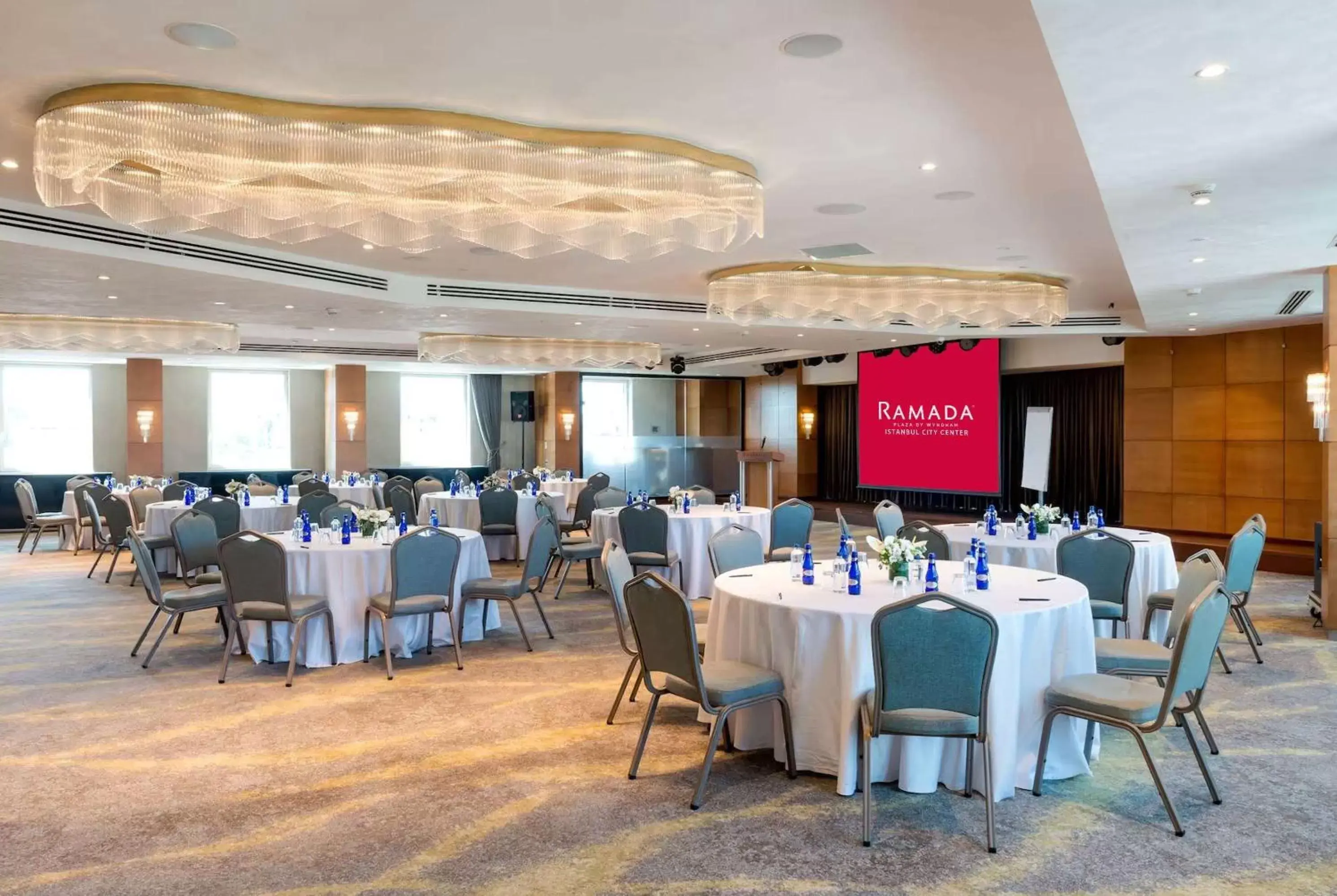 Meeting/conference room, Restaurant/Places to Eat in Ramada Plaza By Wyndham Istanbul City Center