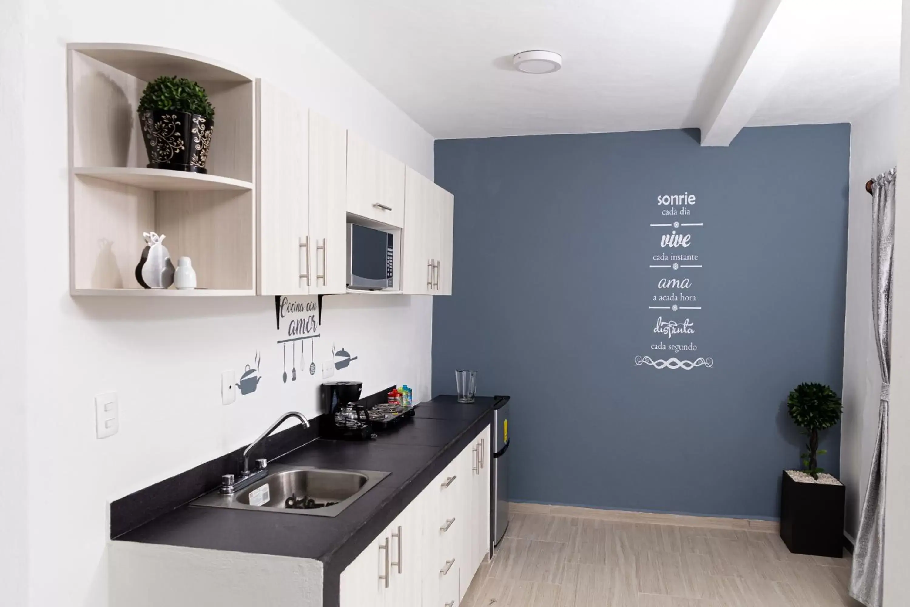 Kitchen/Kitchenette in Santa Fe Studios And Suites