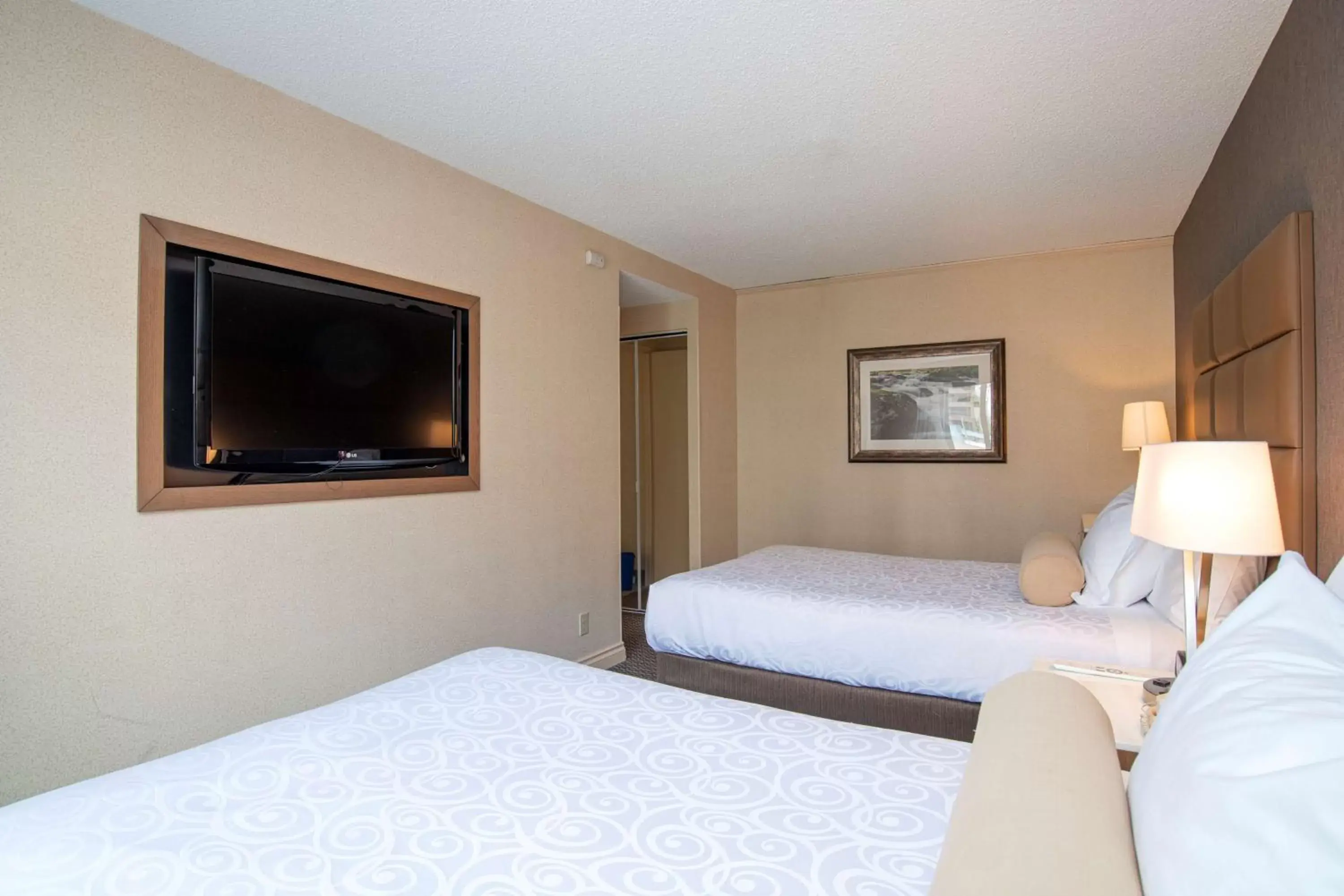 Photo of the whole room, Bed in Best Western Premier Chateau Granville Hotel & Suites & Conference Centre