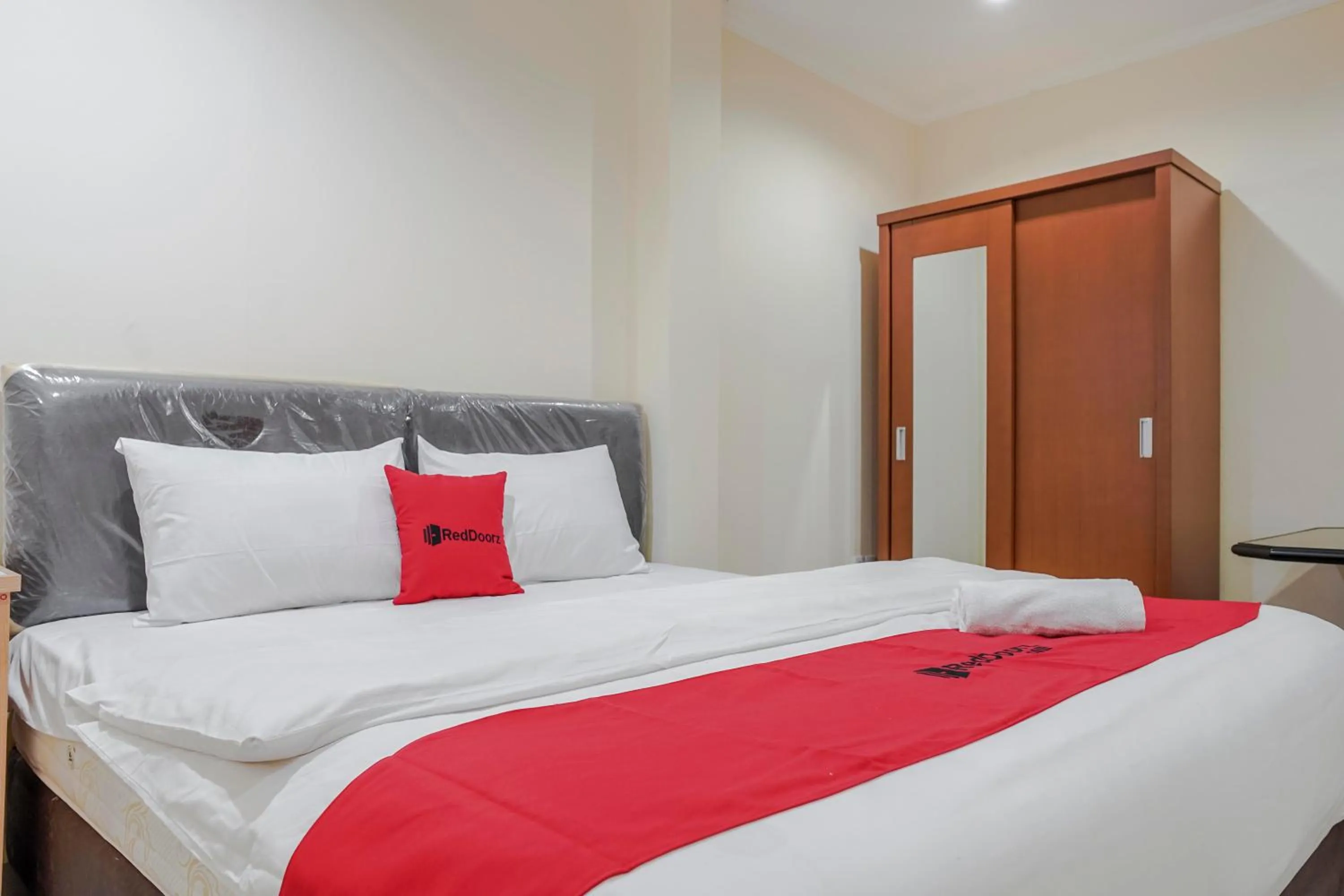 Bedroom, Bed in RedDoorz @ Jalan Biak Roxy Jakarta