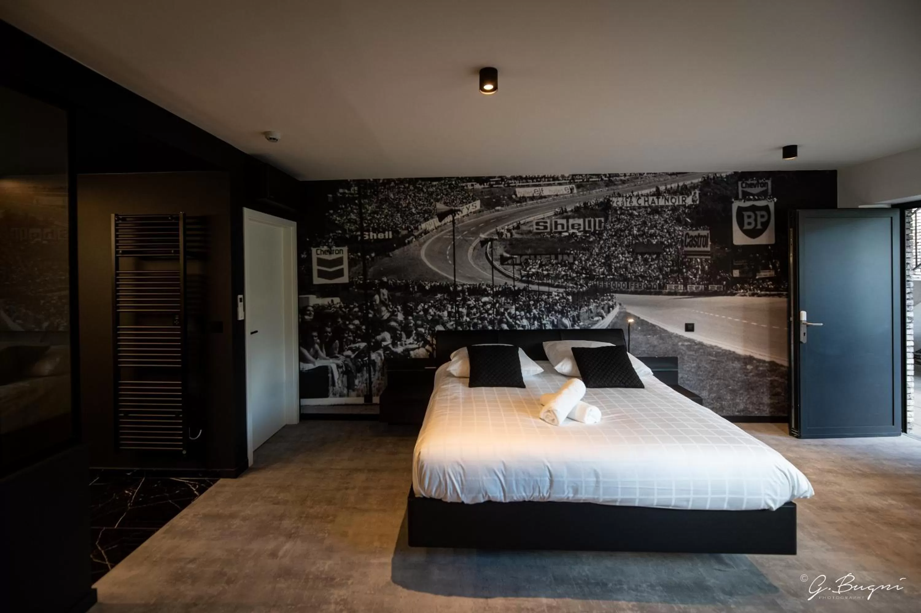 Bed in La Reine Hôtel & Restaurant