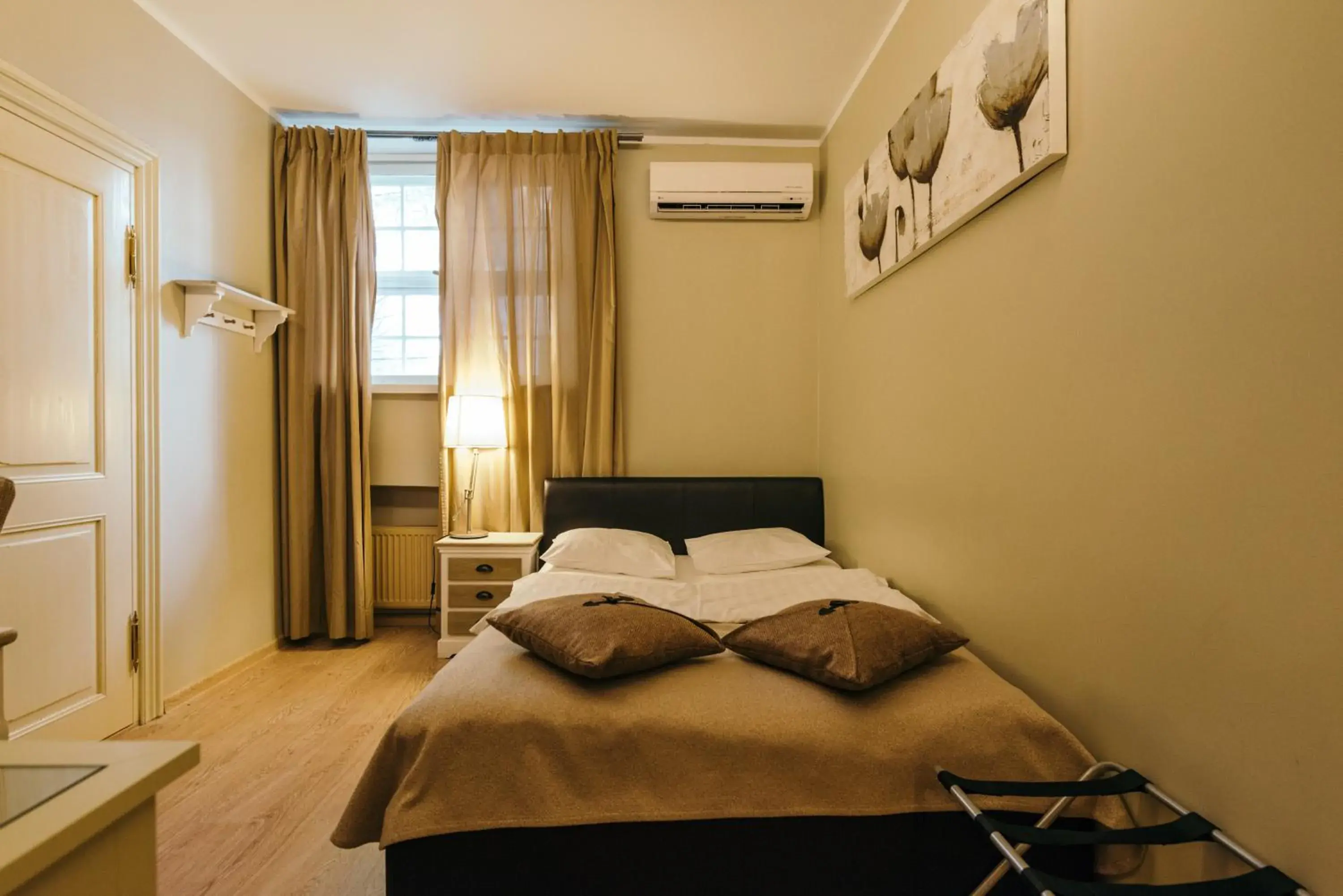 Bedroom in Merchants House Hotel