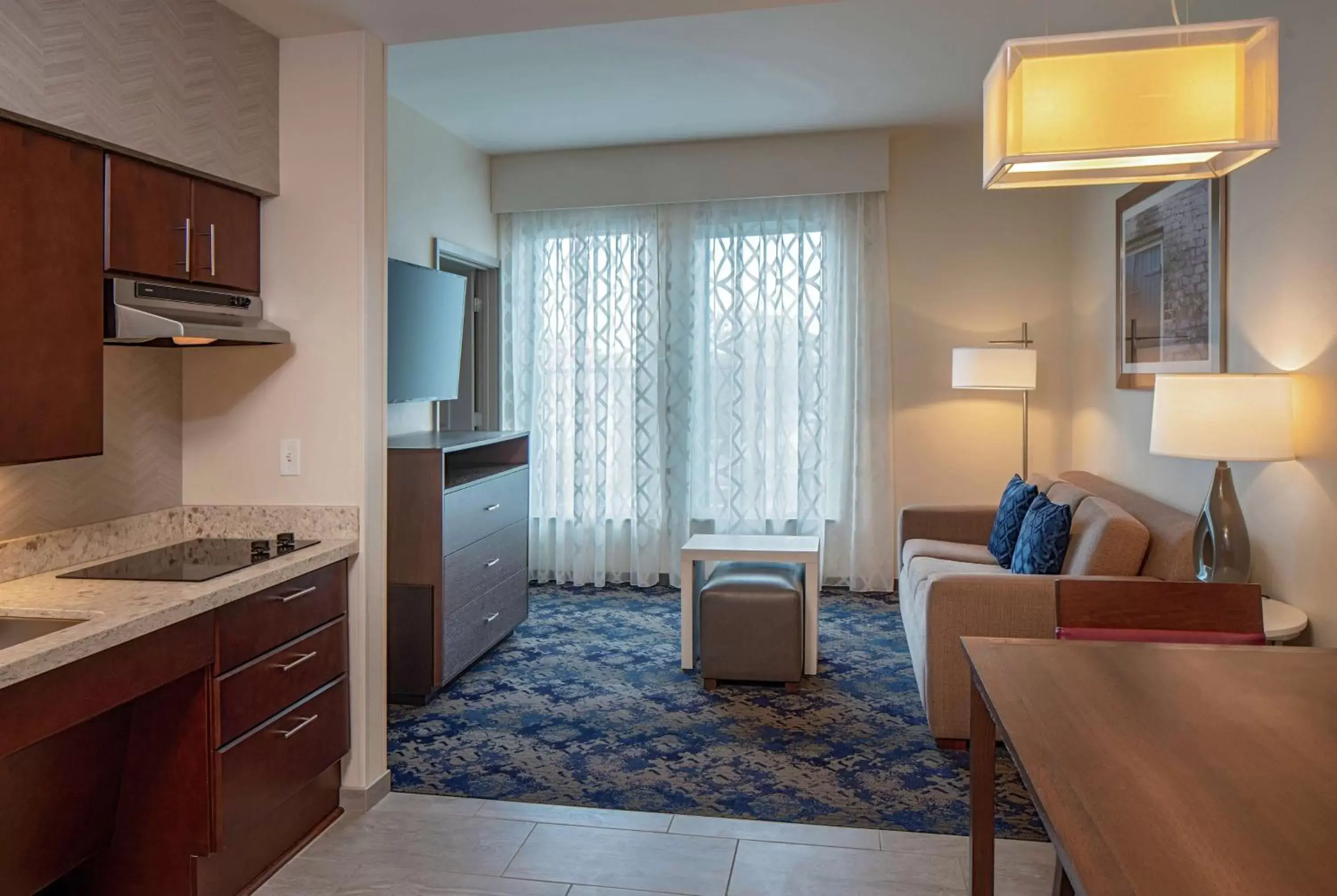 Living room, Kitchen/Kitchenette in Homewood Suites By Hilton New Orleans French Quarter