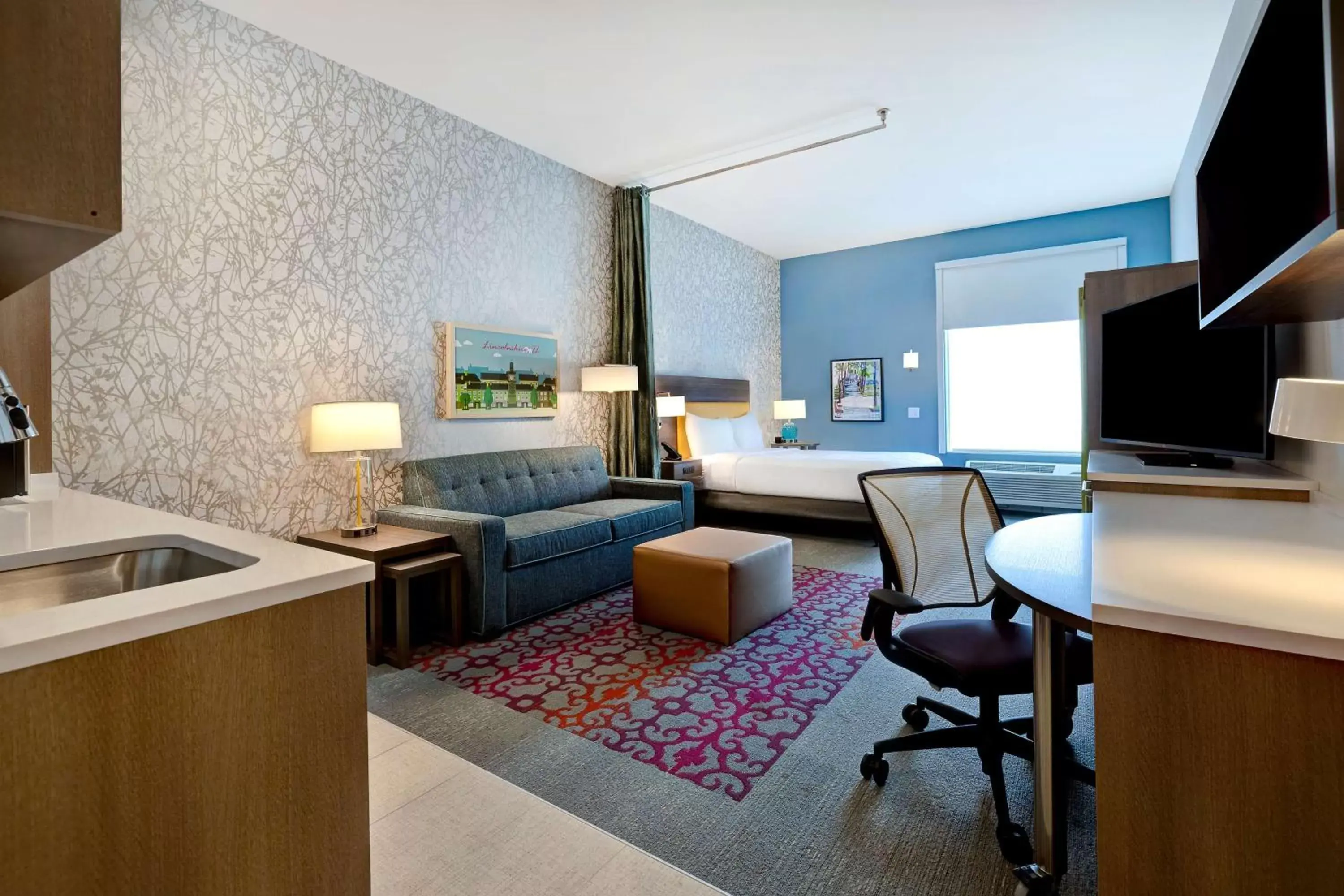 Living room, Kitchen/Kitchenette in Home2 Suites By Hilton Lincolnshire Chicago