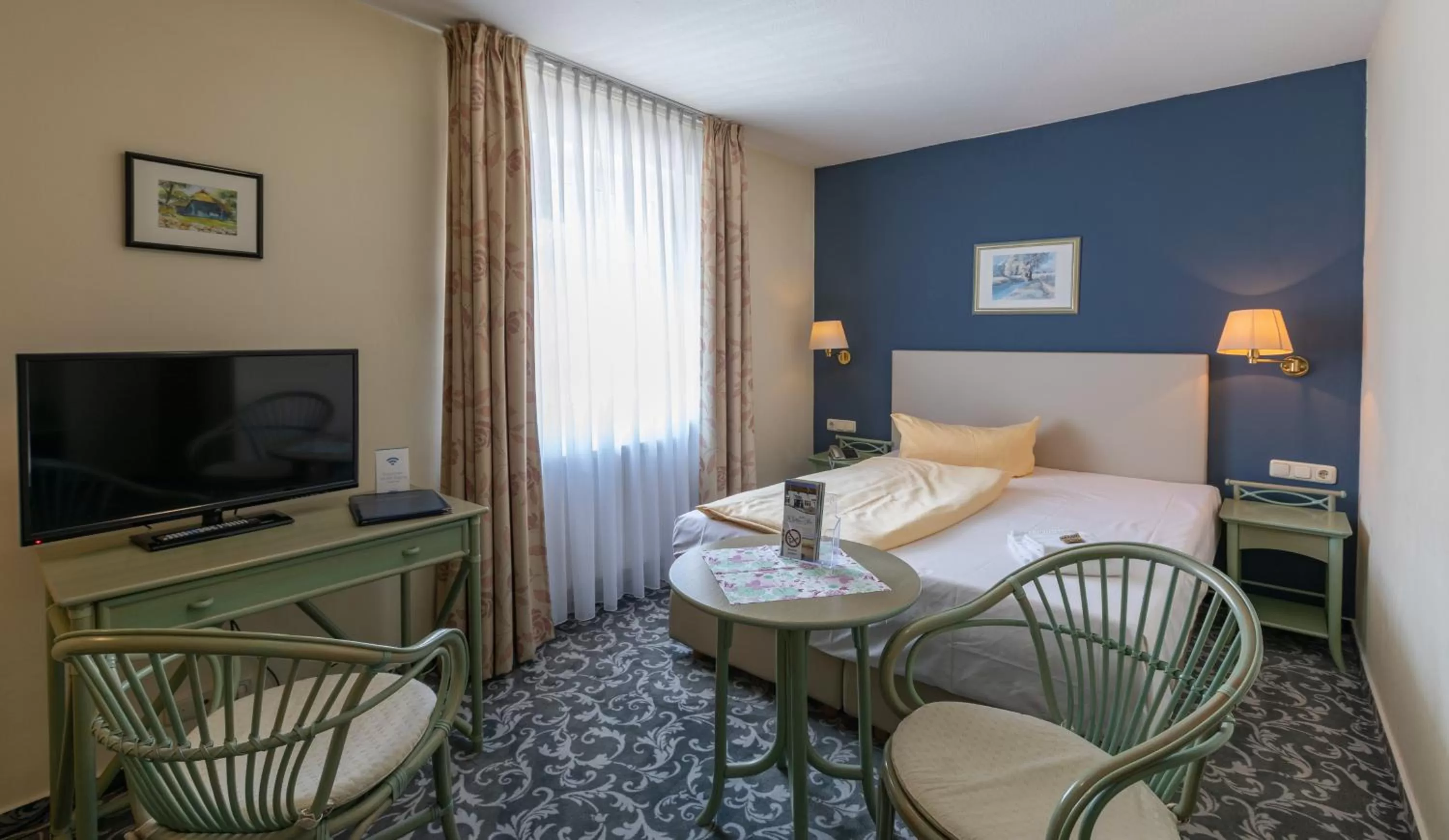 Photo of the whole room, Bed in Hotel am Wariner See