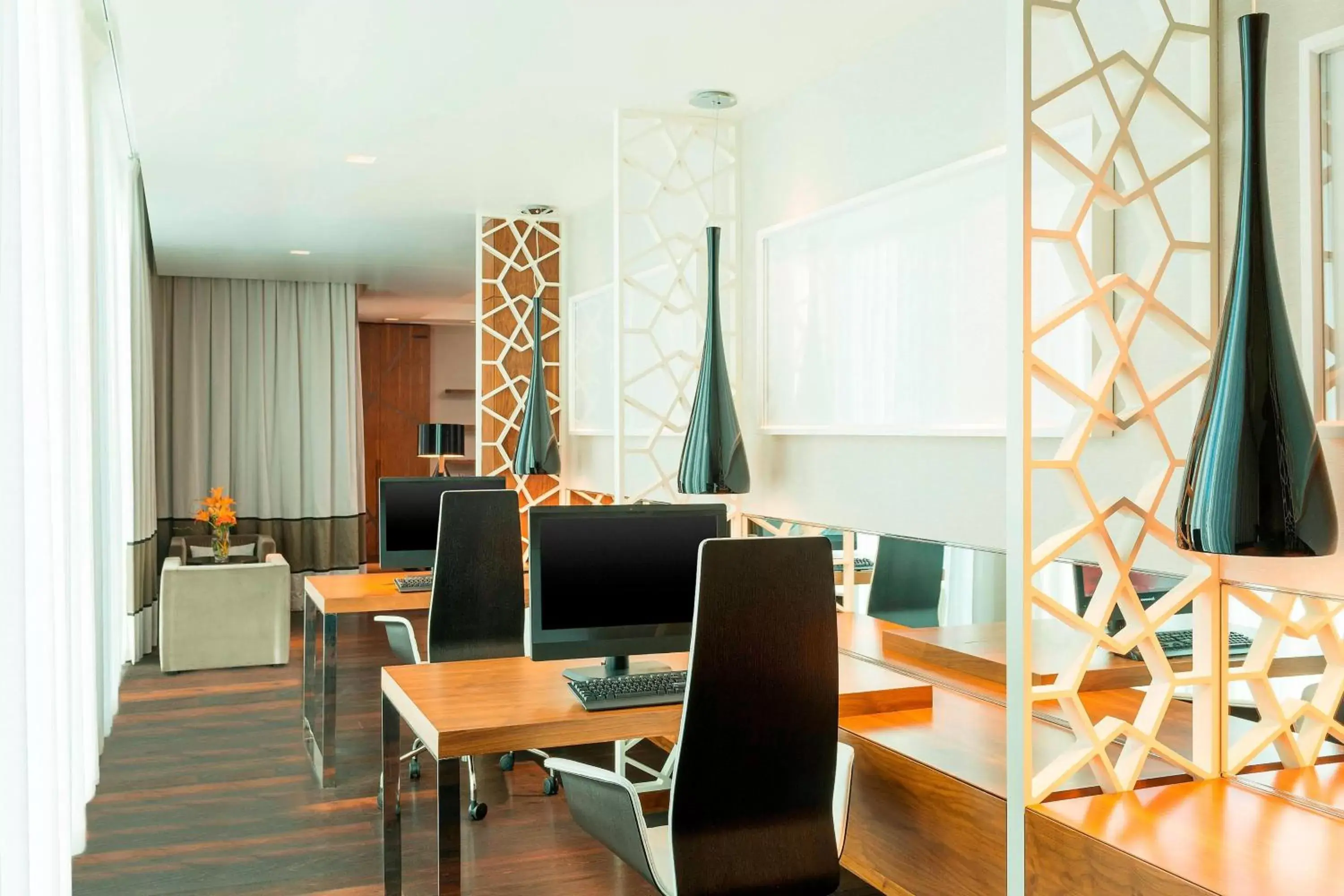 Business facilities, Dining Area in Sheraton Grand Hotel, Dubai