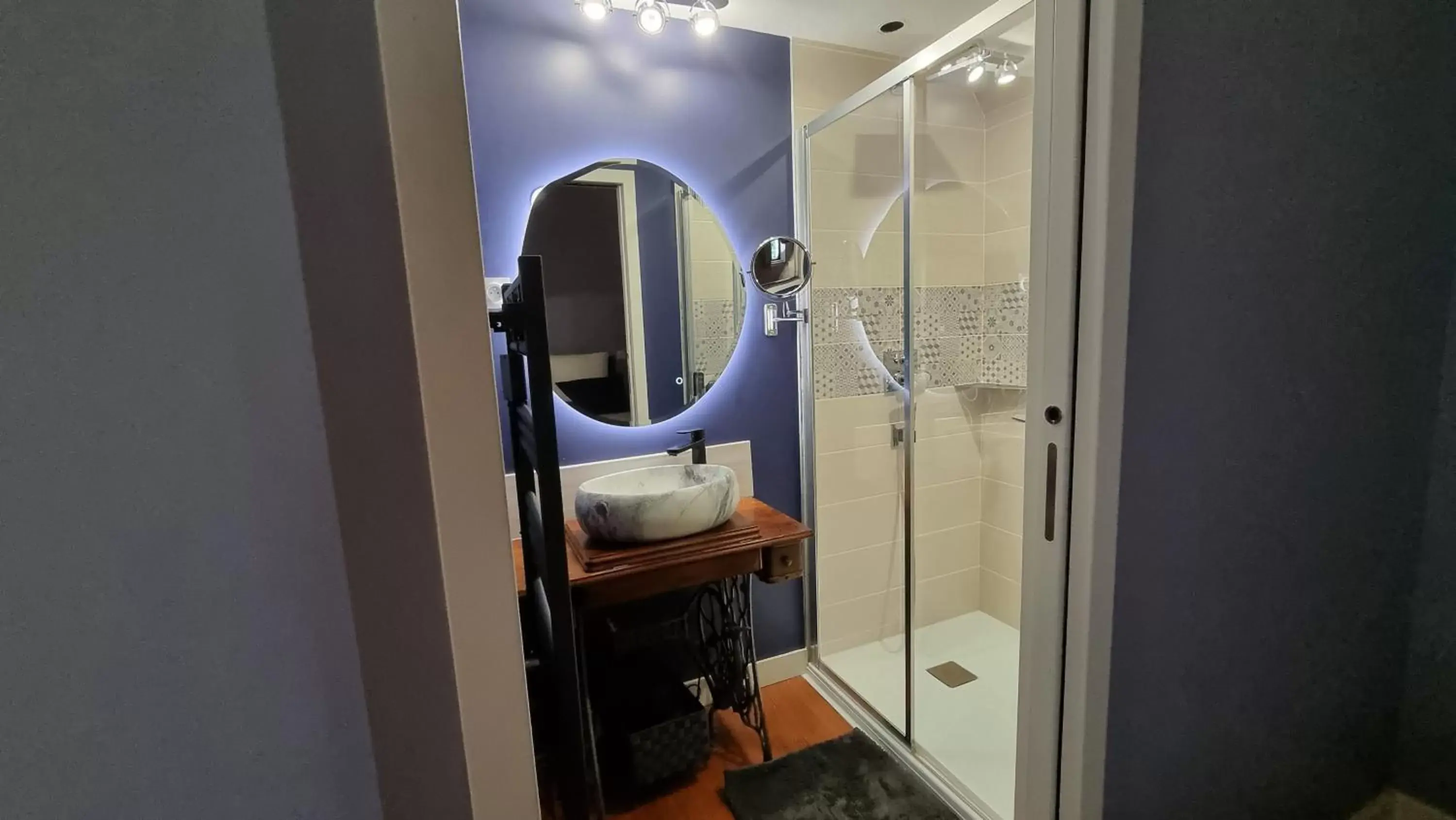 Shower, Bathroom in Le Manoir de Menglieu