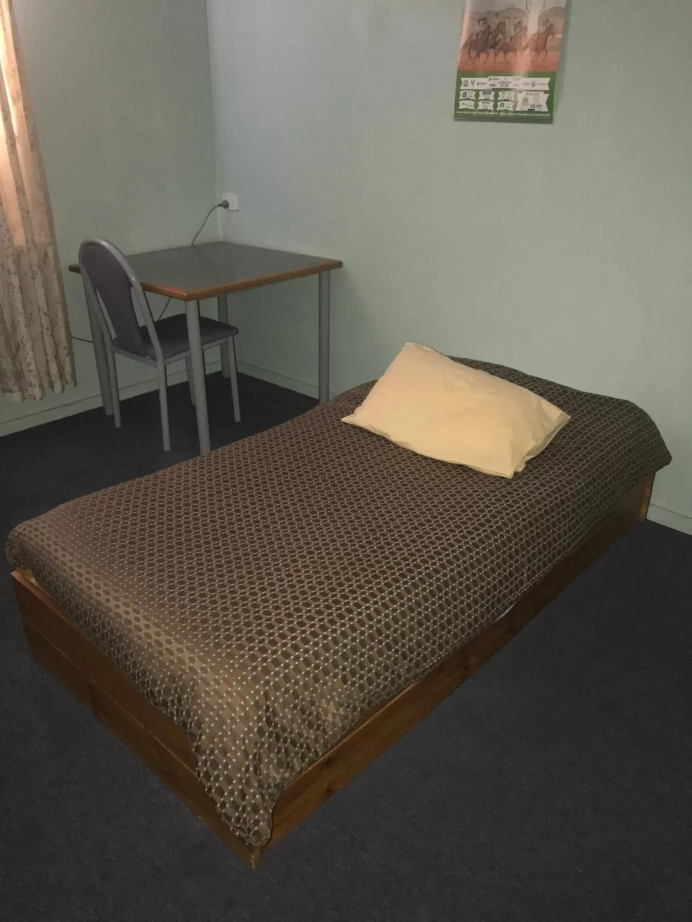Bed in Broken Hill Tourist Lodge