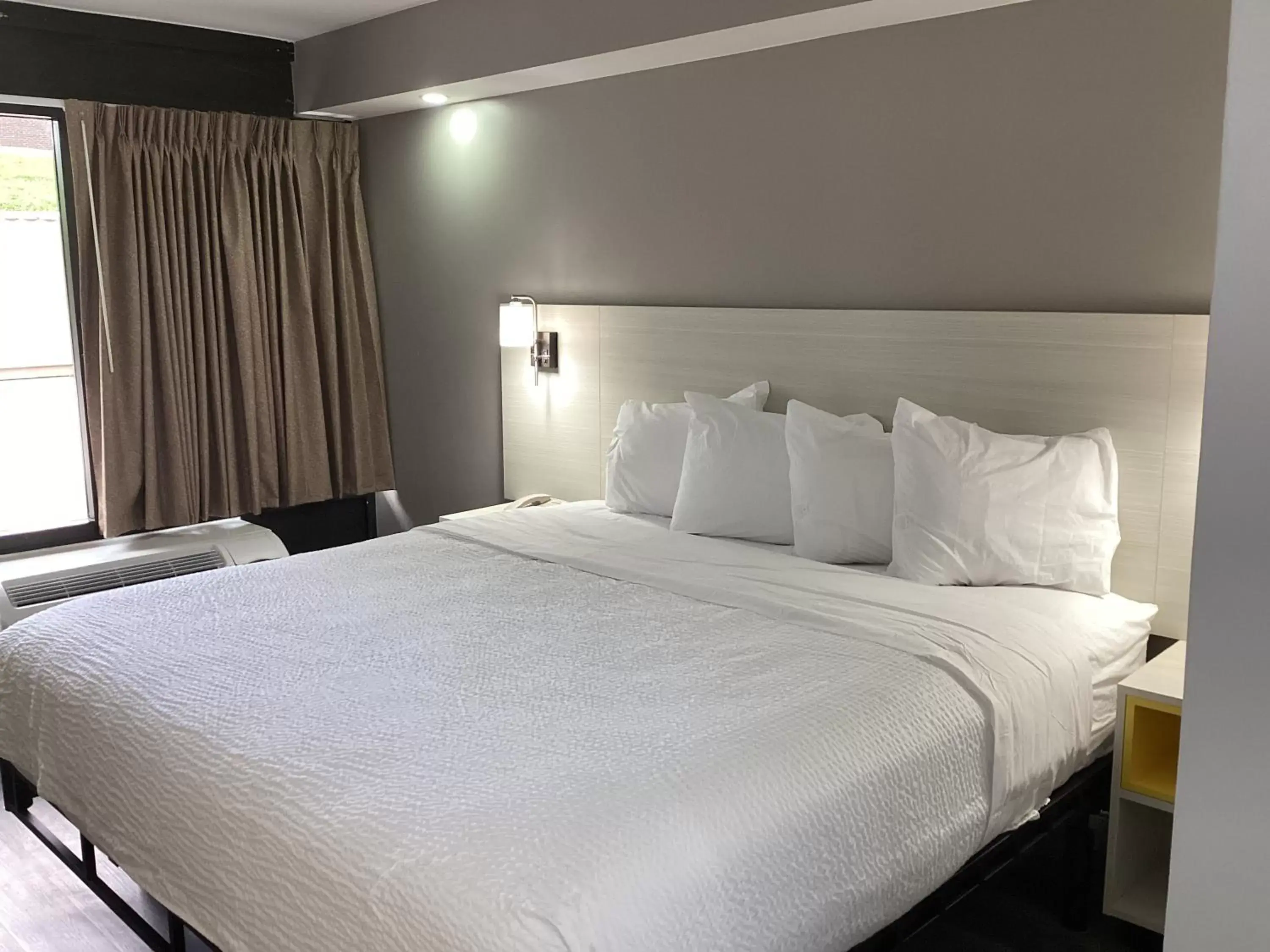 King Room with Bath Tub - Mobility Accessible/Non-Smoking in Days-Inn by Wyndham Baltimore Northwest King Room with Bath Tub - Mobility Accessible/Non-Smoking in Days-Inn by Wyndham Baltimore Northwest