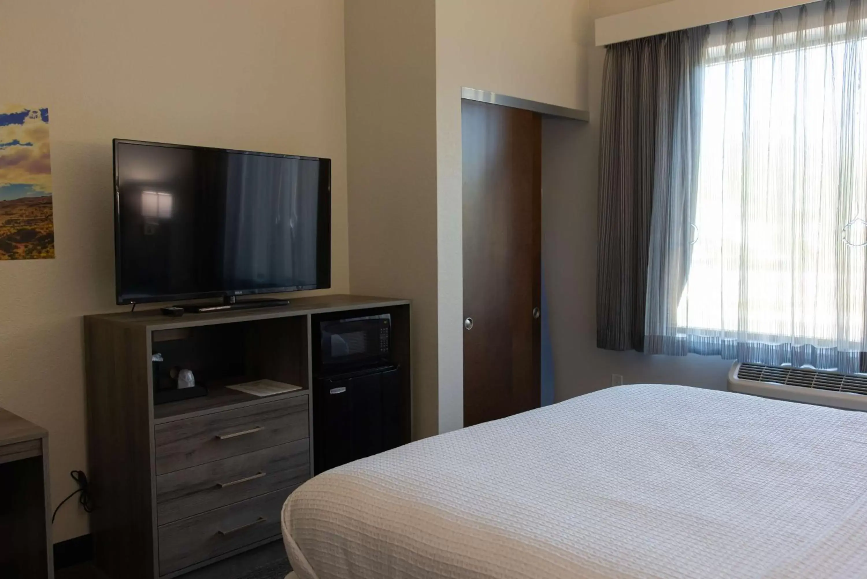 Bedroom, TV/Entertainment Center in Best Western Plus Executive Residency Phoenix North Happy Valley