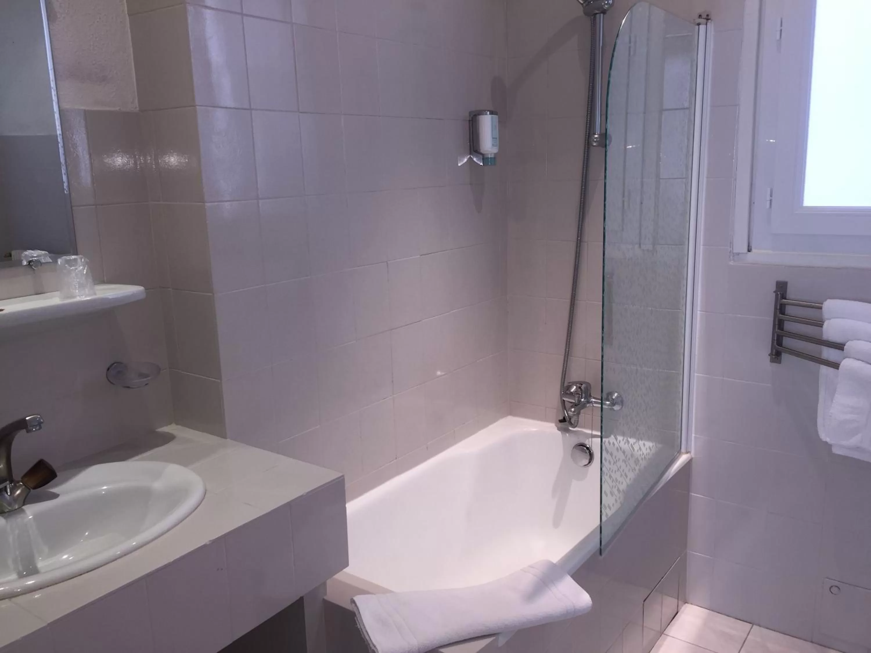 Toilet in Hôtel P.L.M.