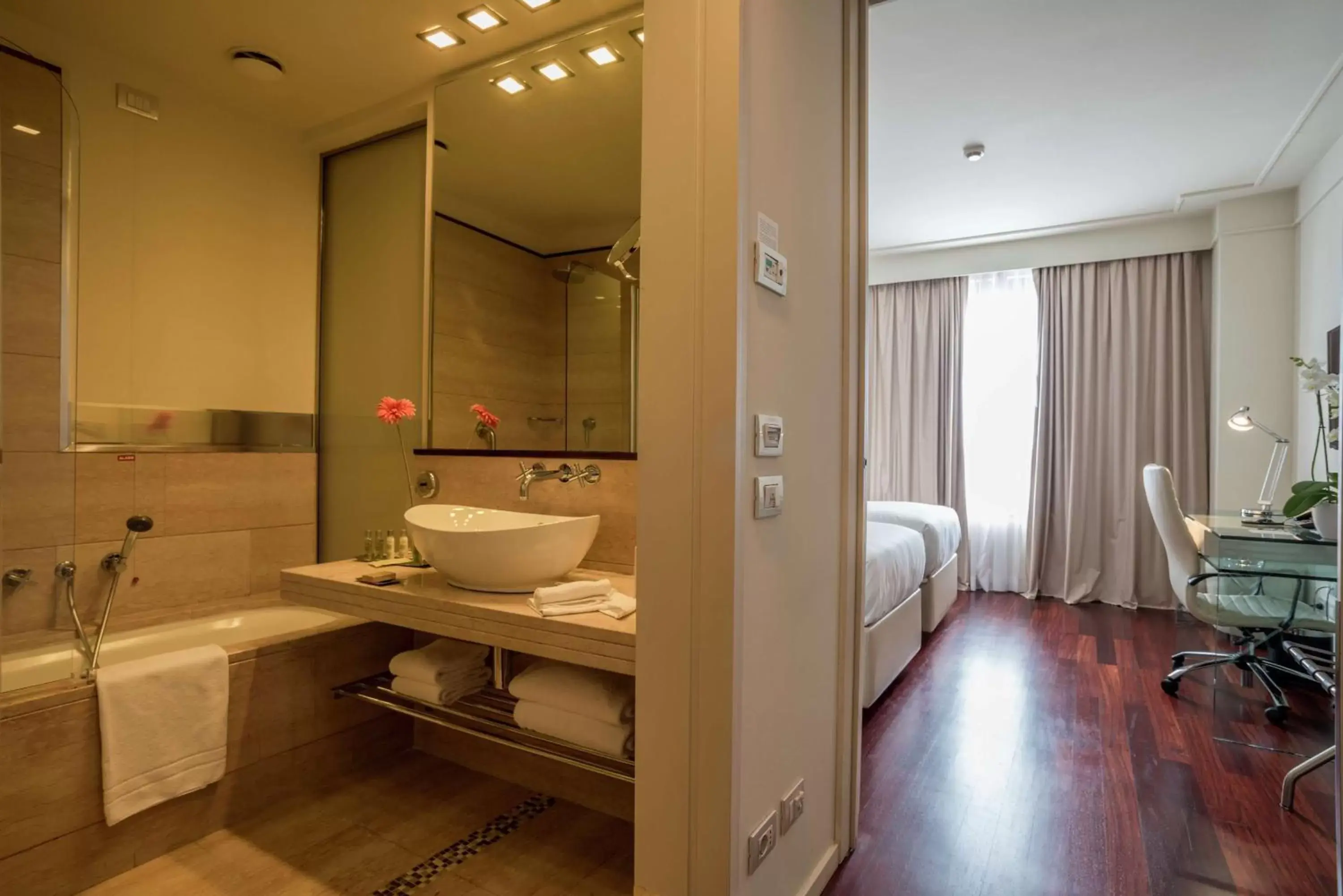 Bedroom, Bathroom in Hilton Florence Metropole