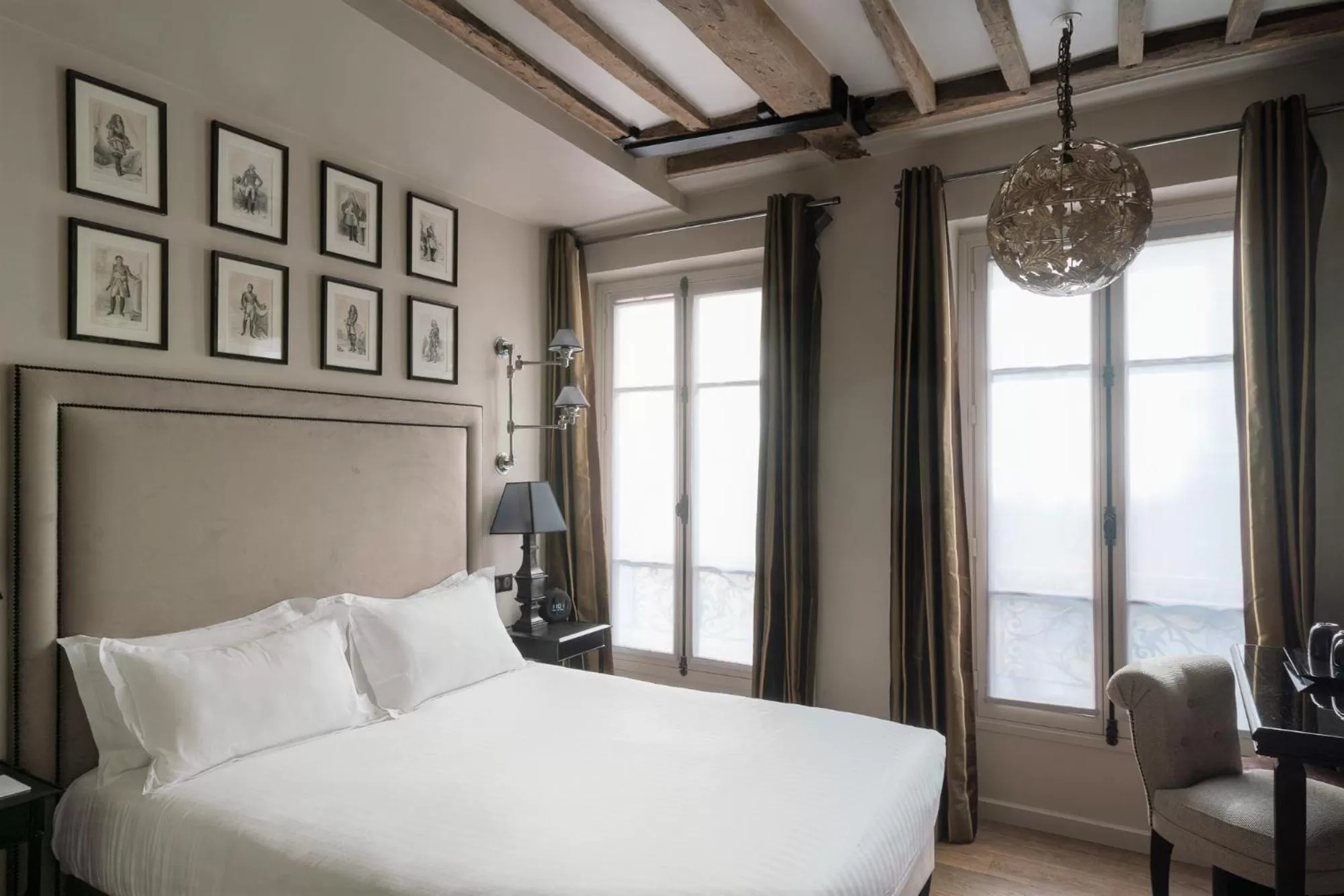 Bed in Hotel Saint-Louis en L'Isle - Notre-Dame