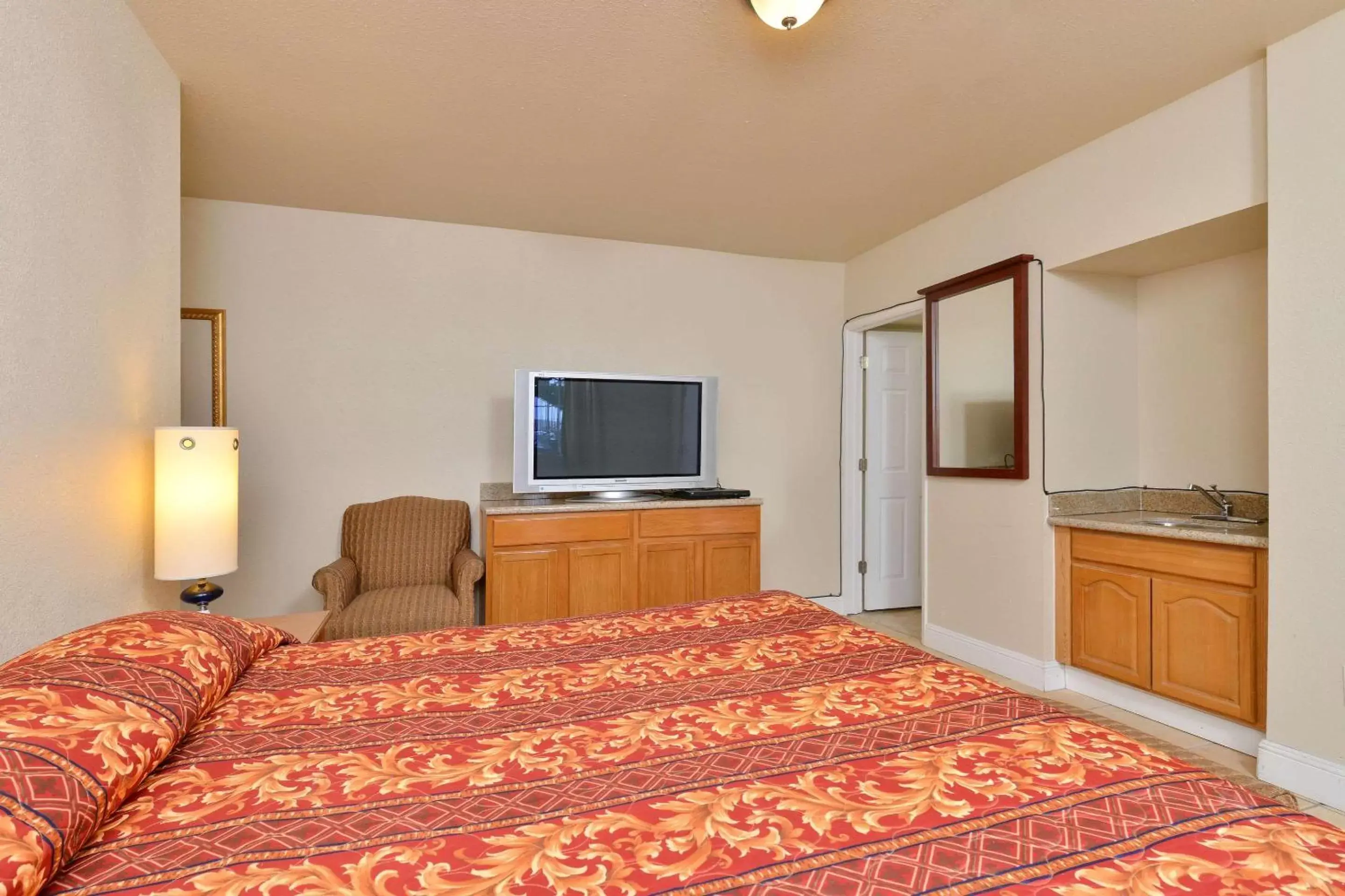 Photo of the whole room, Bed in Rodeway Inn Stockton Highway 99