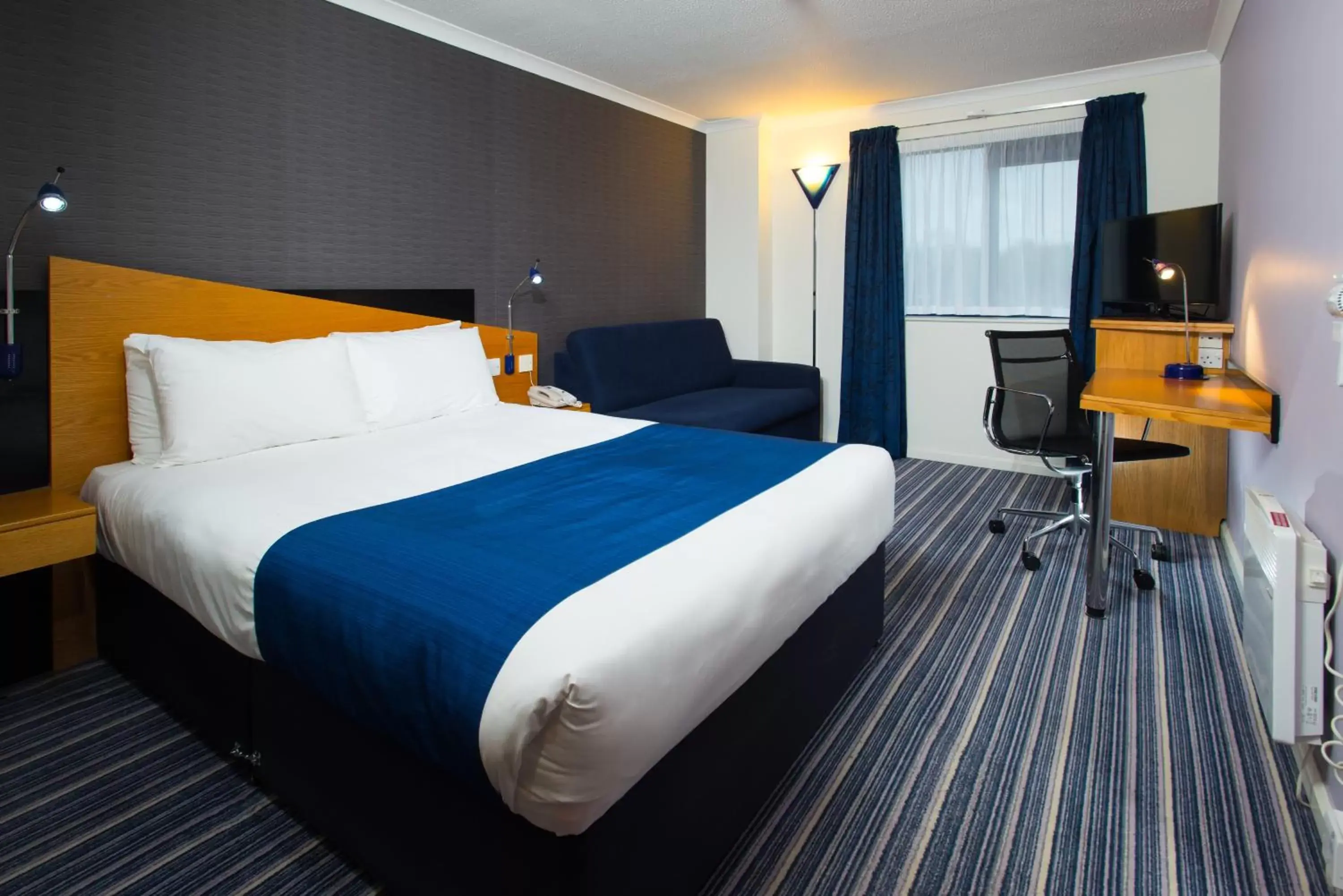 TV and multimedia, Bed in Holiday Inn Express Stafford, an IHG Hotel