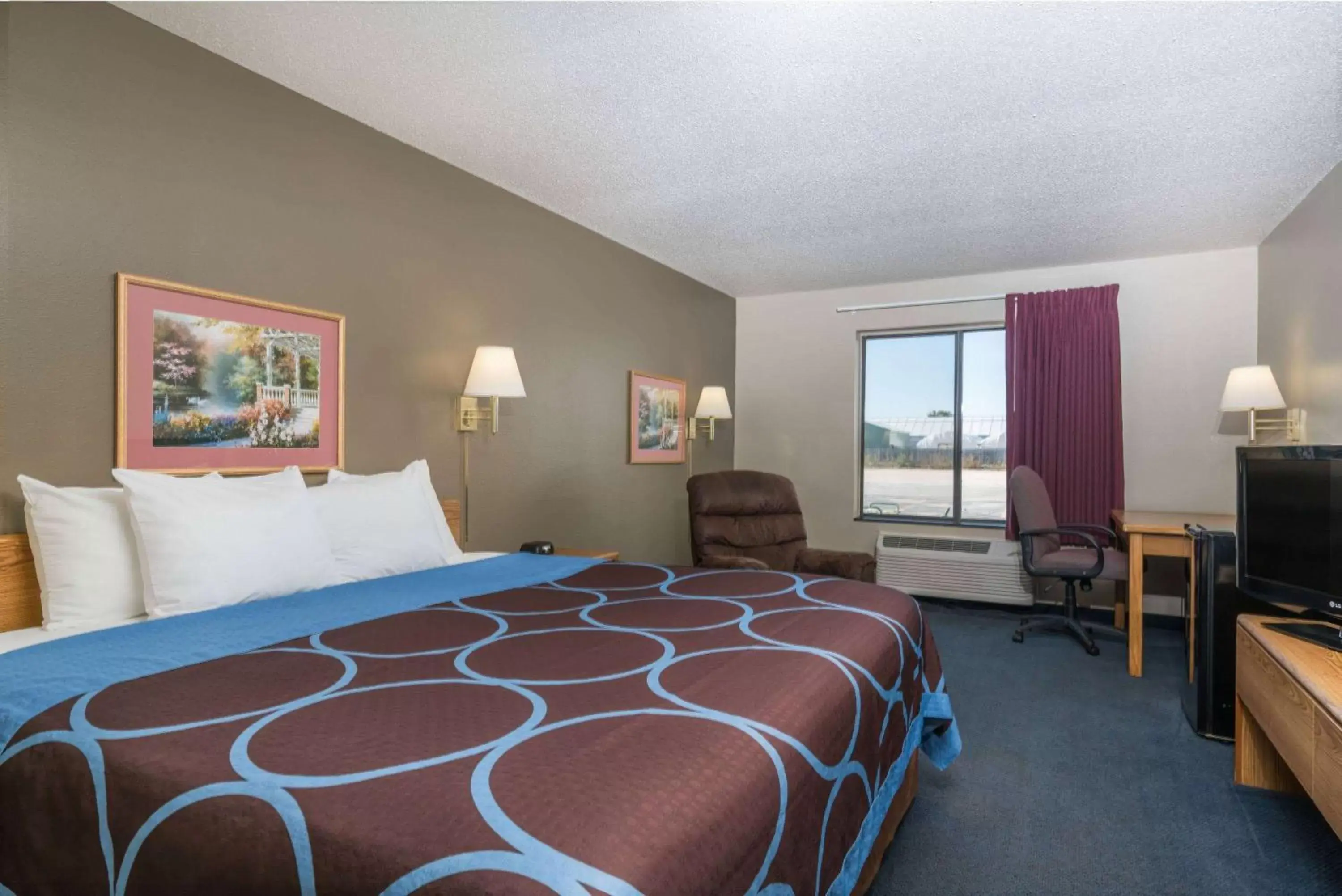 Photo of the whole room, Bed in Super 8 by Wyndham Portage