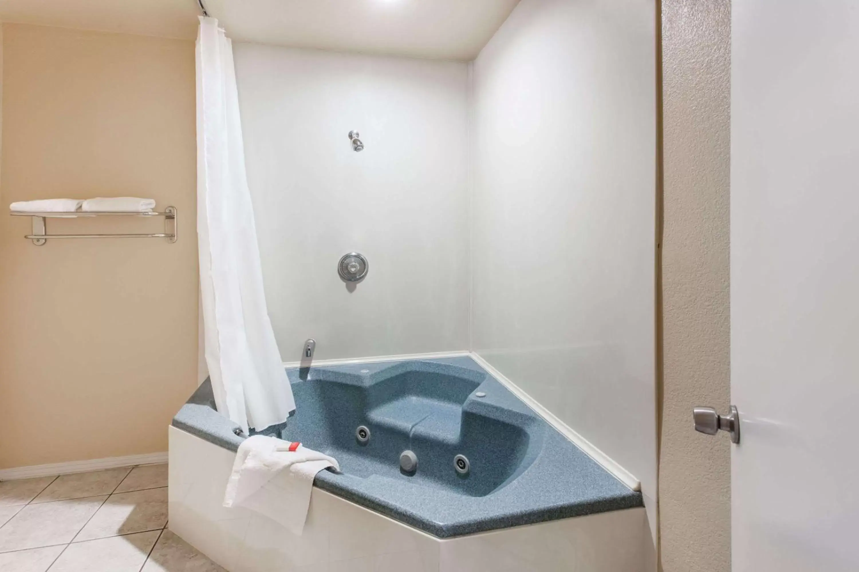 Bathroom in Travelodge by Wyndham San Diego SeaWorld