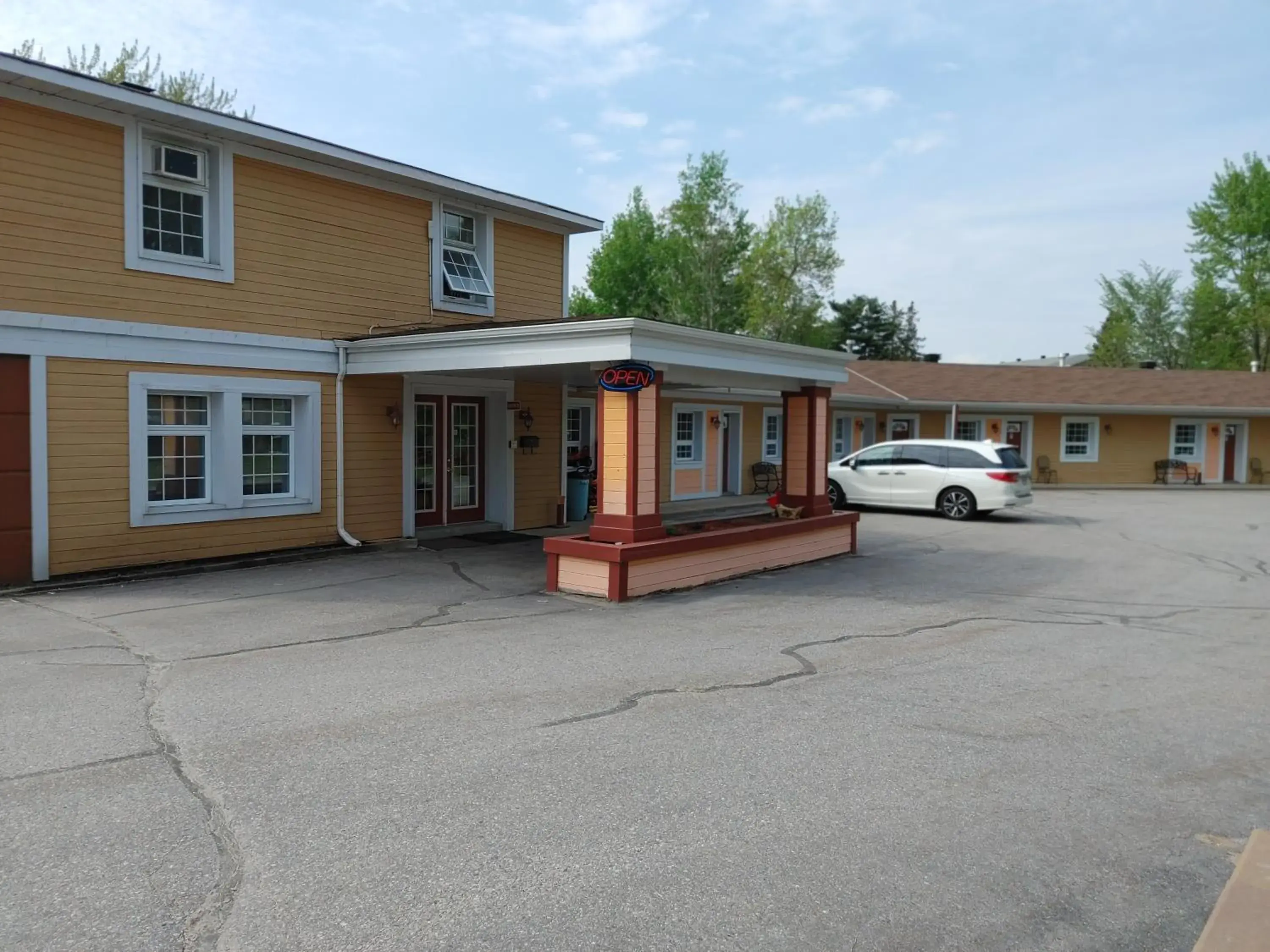 Property building in North Bay Inn