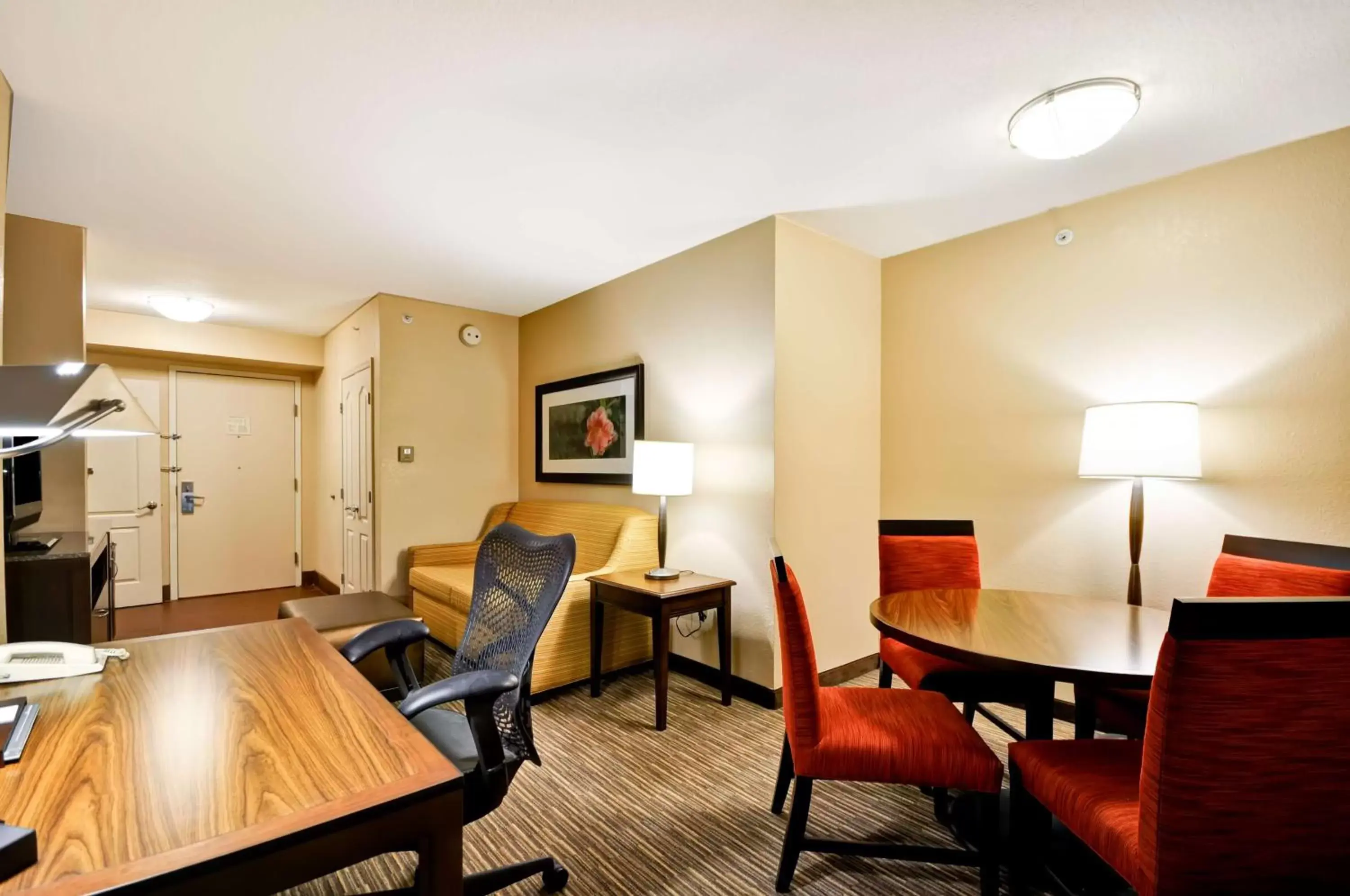 Living room, Dining Area in Hilton Garden Inn Tampa North