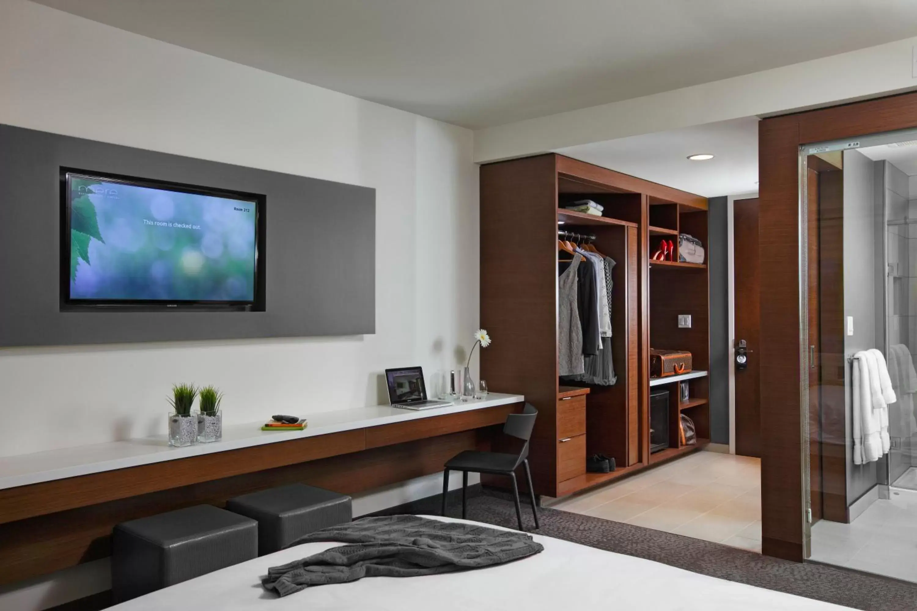 Bedroom, TV/Entertainment Center in Mere Hotel
