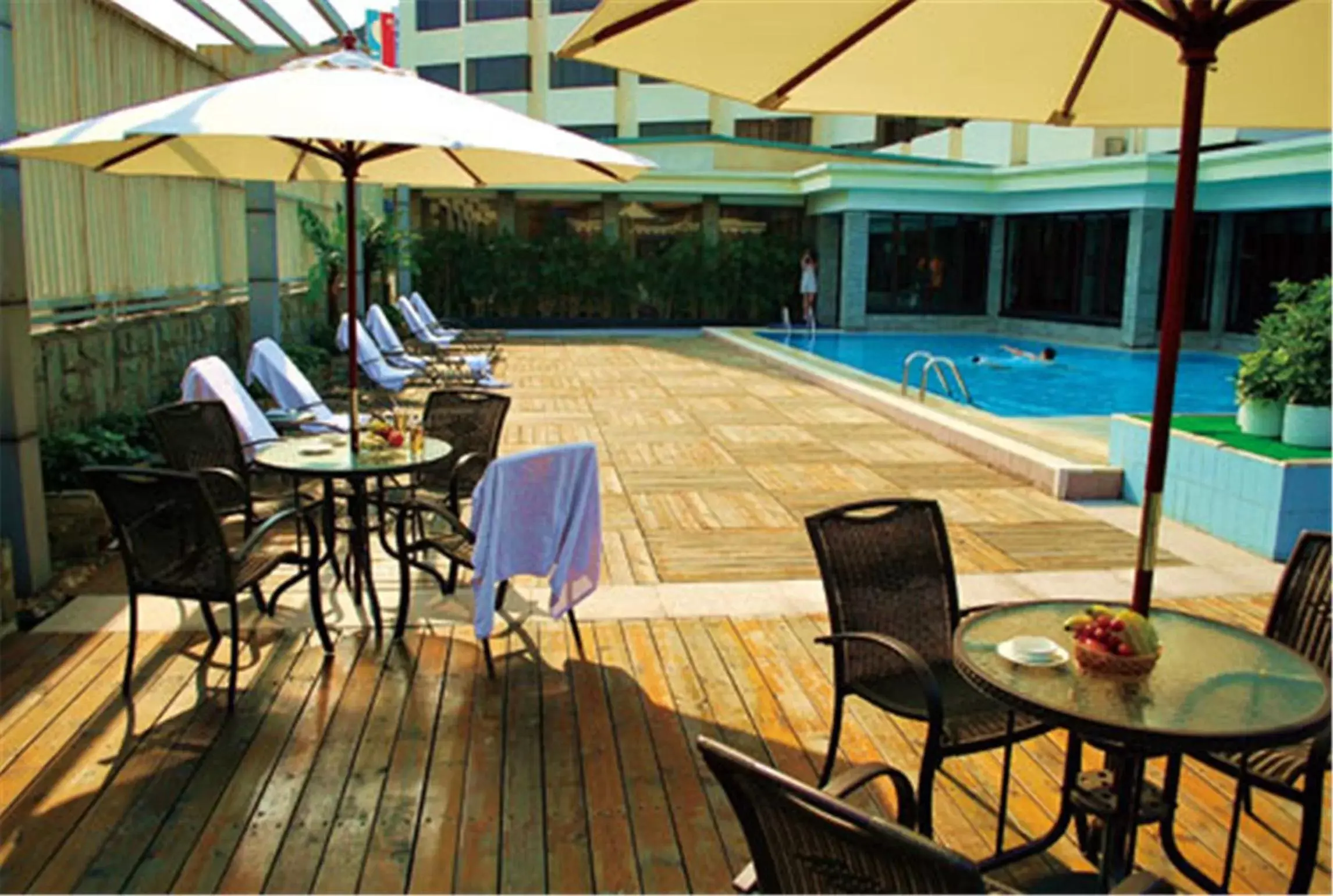 Swimming pool, Lounge/Bar in Zhongshan International Hotel