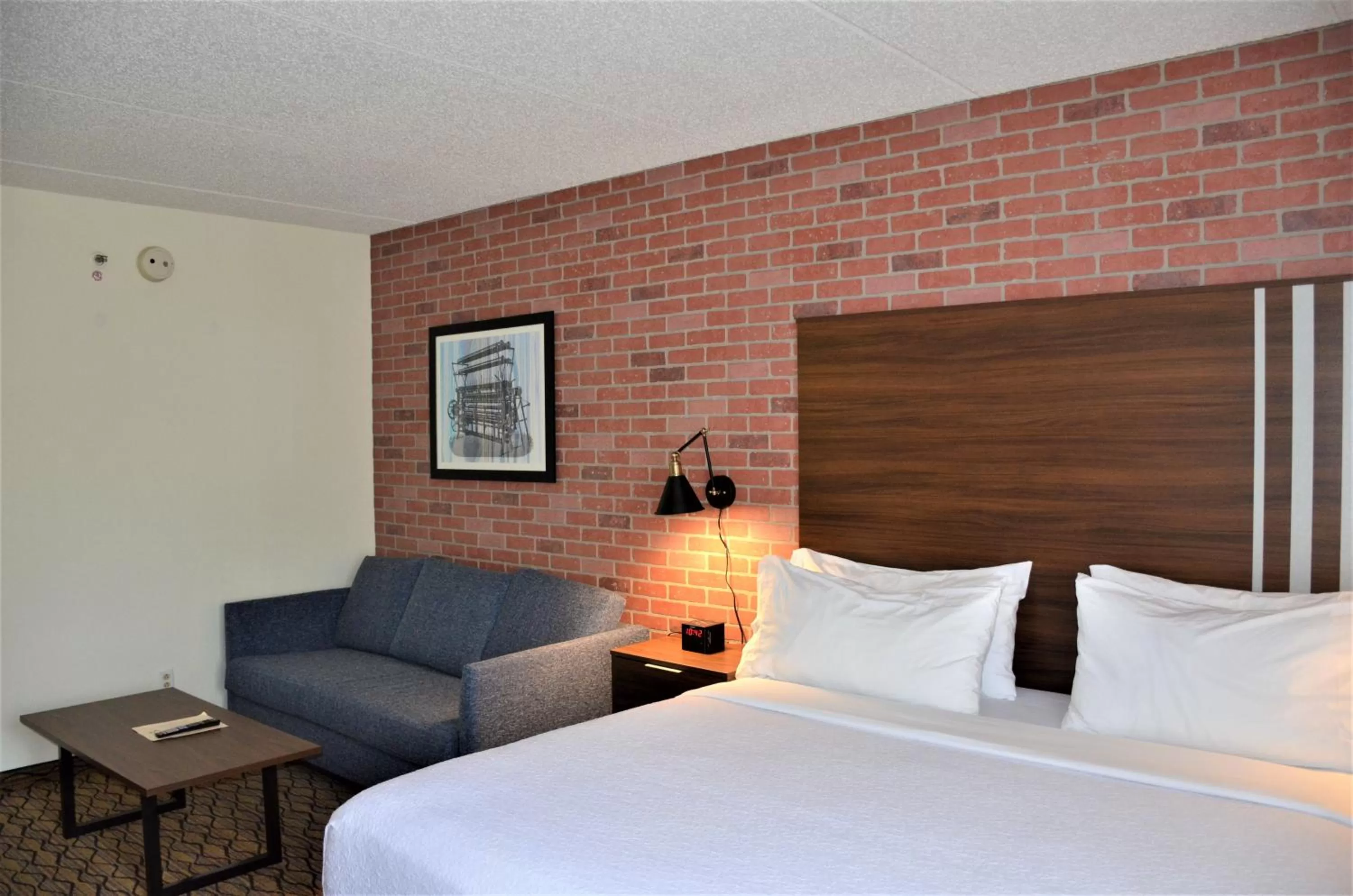 Photo of the whole room, Bed in Burrstone Inn, an Ascend Collection Hotel