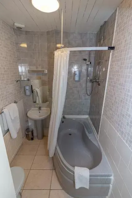 Bathroom in The Quorn Lodge Hotel