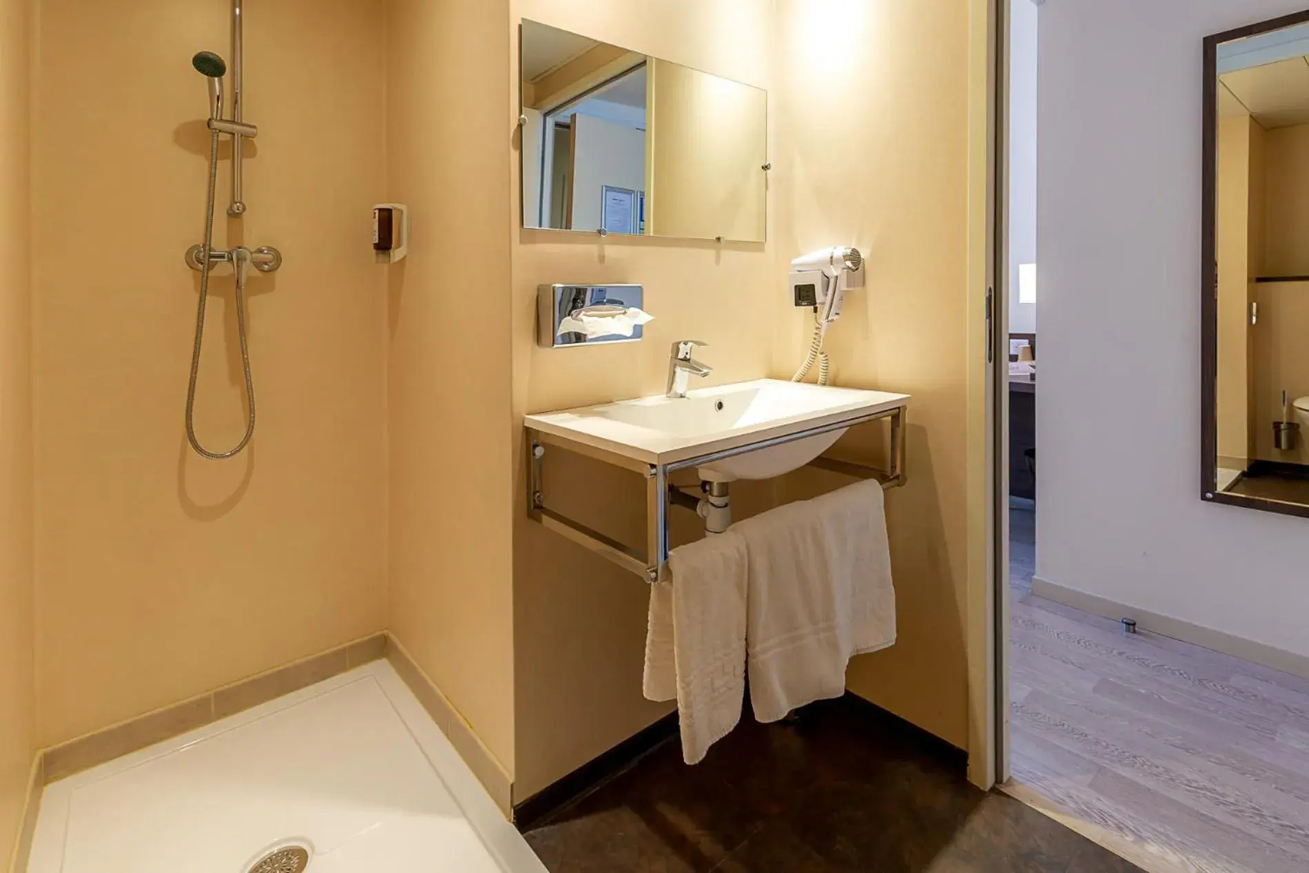 Bathroom in Hotel Terminus Saint-Charles