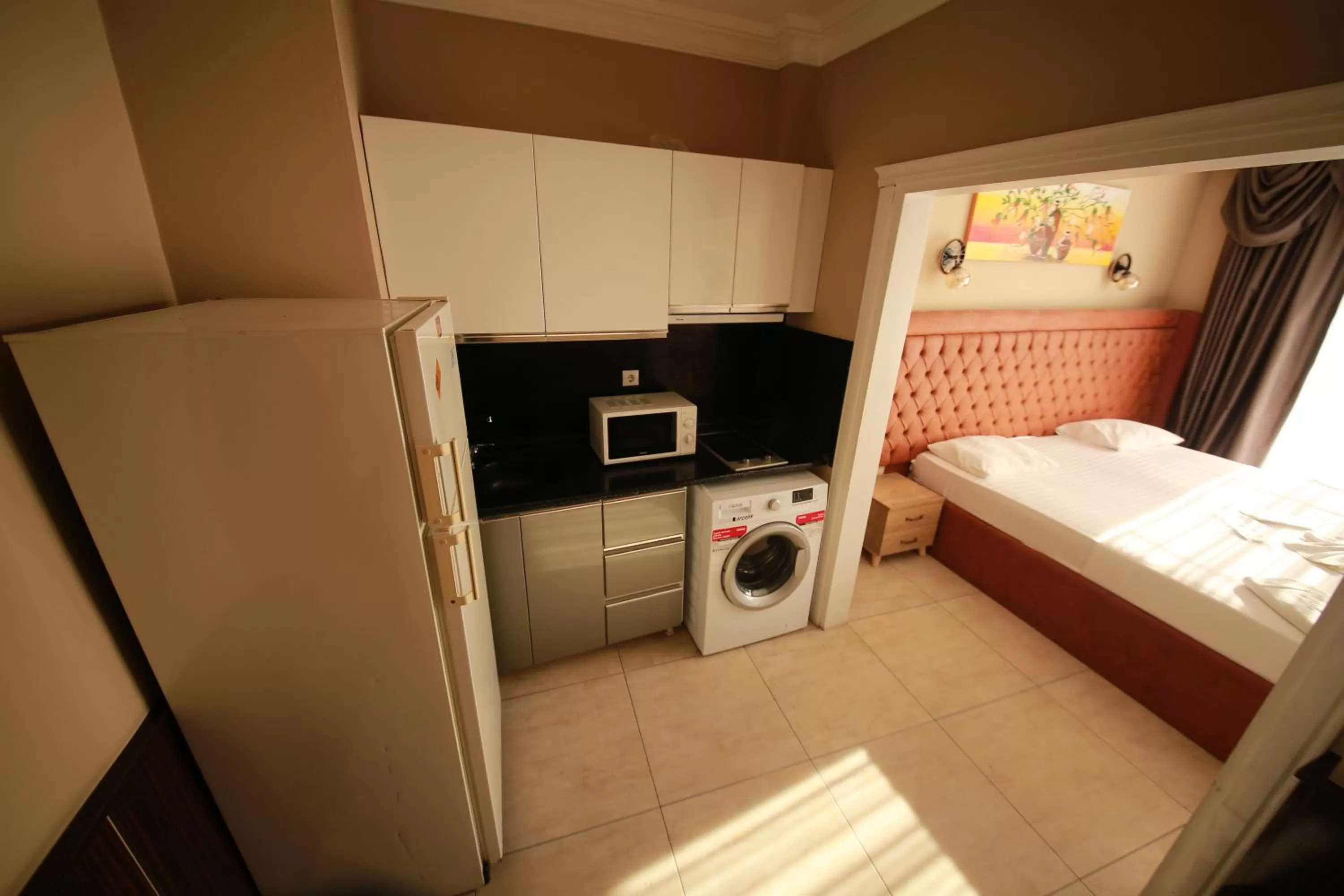 Bed, Kitchen/Kitchenette in Royal Palace Hotel