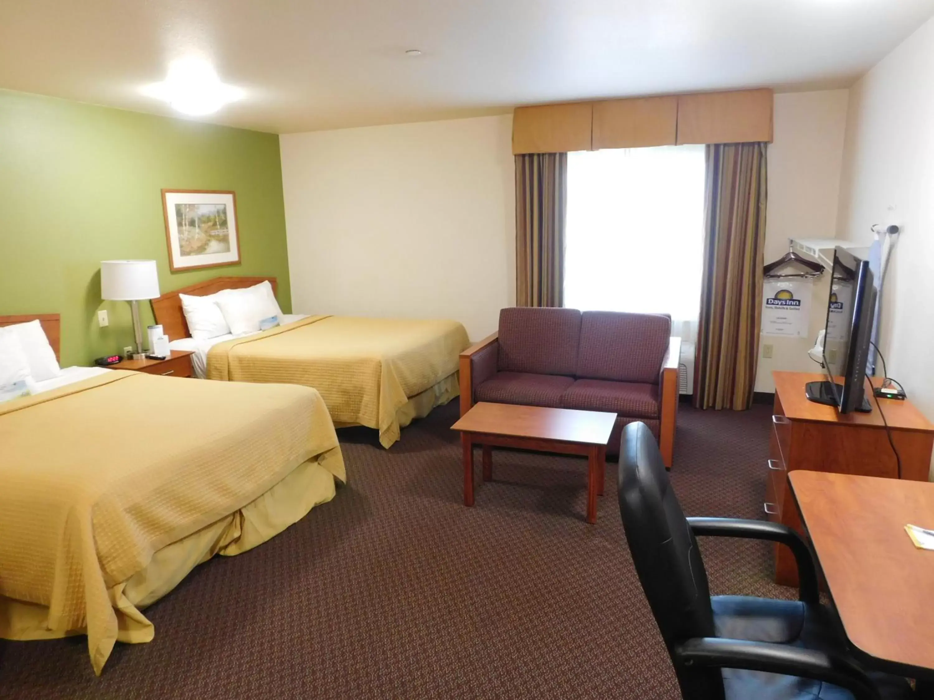 TV and multimedia in Days Inn & Suites by Wyndham Rochester South