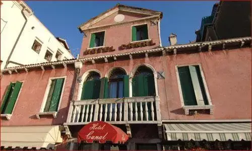 Facade/entrance, Property Building in Hotel Canal & Walter